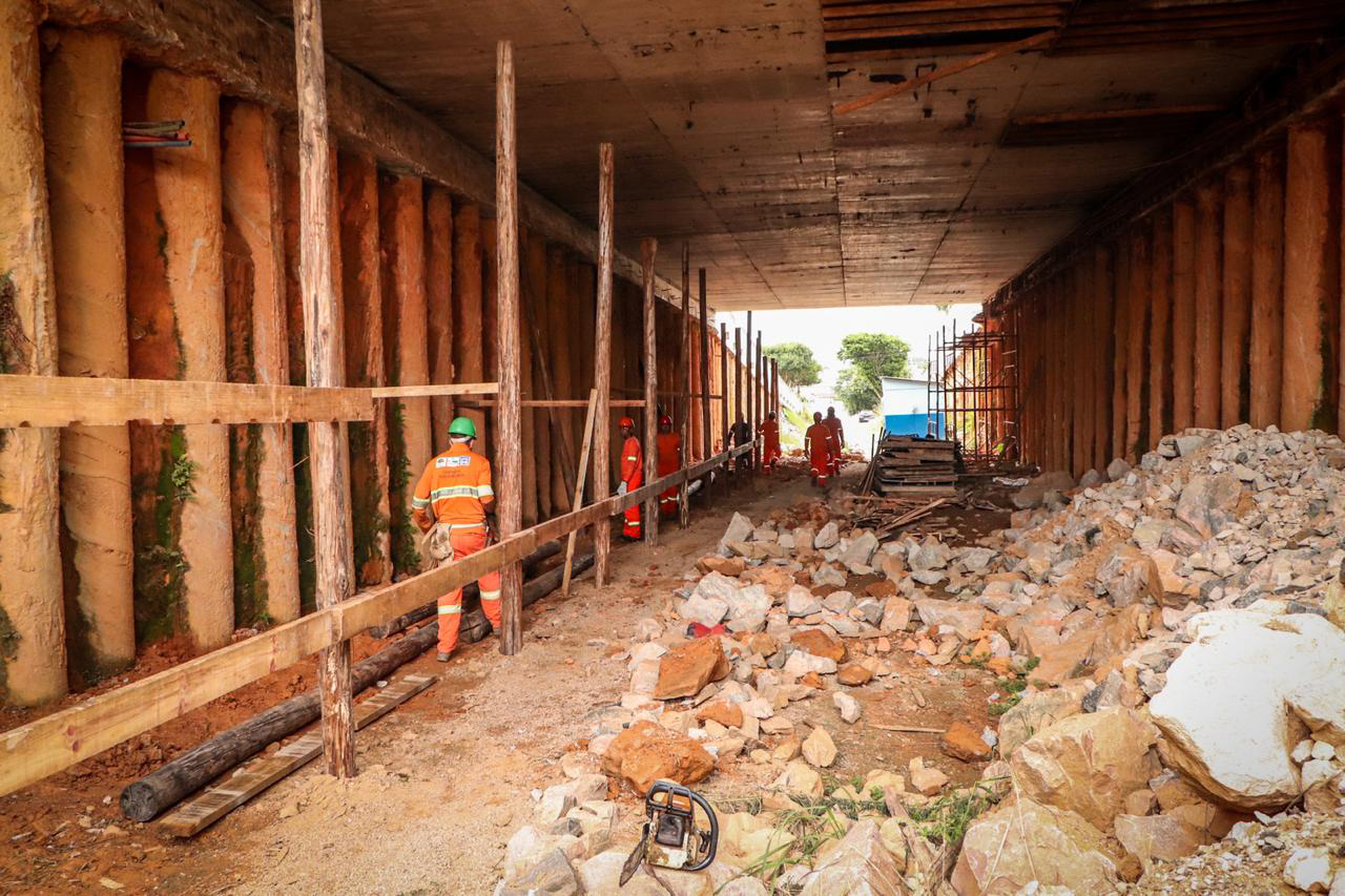 A Comec (Coordenação da Região Metropolitana de Curitiba) retomou as obras da trincheira da Rua Arapongas, no cruzamento com a Avenida das Torres, em São José dos Pinhais. Prevista para a Copa do Mundo no Brasil e parte do PAC da Mobilidade, a obra estava paralisada desde 2016, quando a empresa responsável entrou em recuperação judicial. Foto: Comec