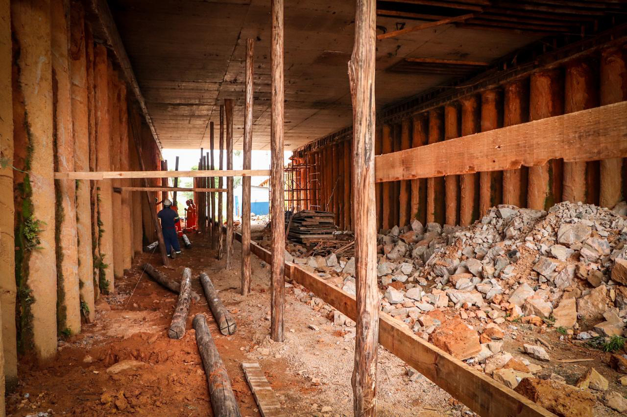 A Comec (Coordenação da Região Metropolitana de Curitiba) retomou as obras da trincheira da Rua Arapongas, no cruzamento com a Avenida das Torres, em São José dos Pinhais. Prevista para a Copa do Mundo no Brasil e parte do PAC da Mobilidade, a obra estava paralisada desde 2016, quando a empresa responsável entrou em recuperação judicial. Foto: Comec