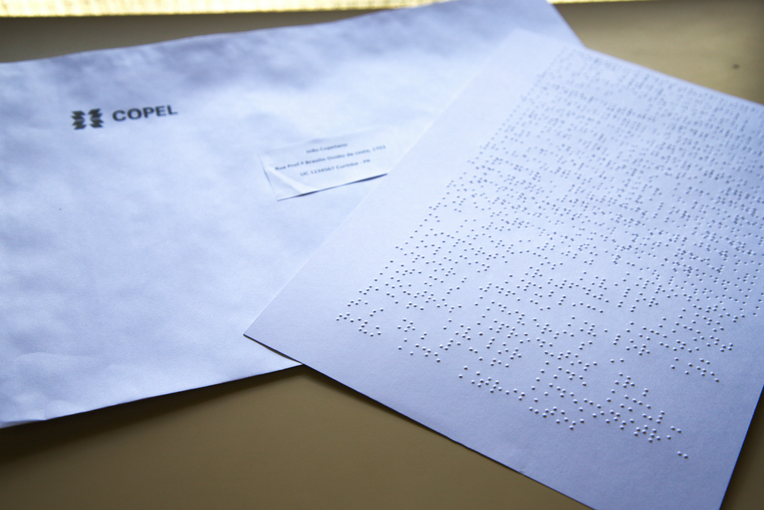 Pensando na importância de dar autonomia a essas pessoas e atender outras que talvez nem pedissem a conta de luz em seu nome pela dificuldade de acesso às informações, a Copel lançou a fatura em Braille, que teve suas primeiras entregas há exatos 12 anos, em janeiro de 2008.
Foto: Copel