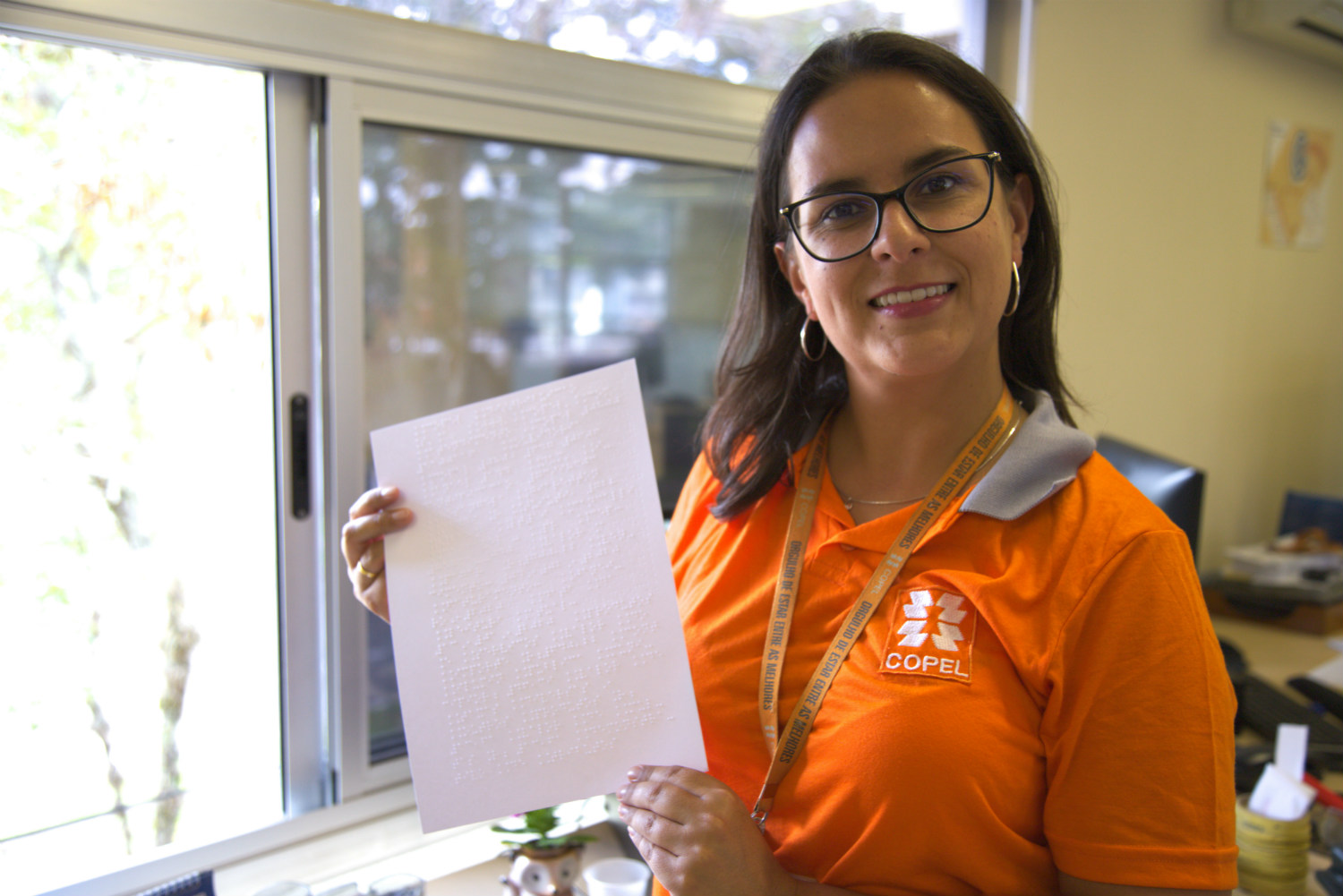 Pensando na importância de dar autonomia a essas pessoas e atender outras que talvez nem pedissem a conta de luz em seu nome pela dificuldade de acesso às informações, a Copel lançou a fatura em Braille, que teve suas primeiras entregas há exatos 12 anos, em janeiro de 2008.
Foto: Copel