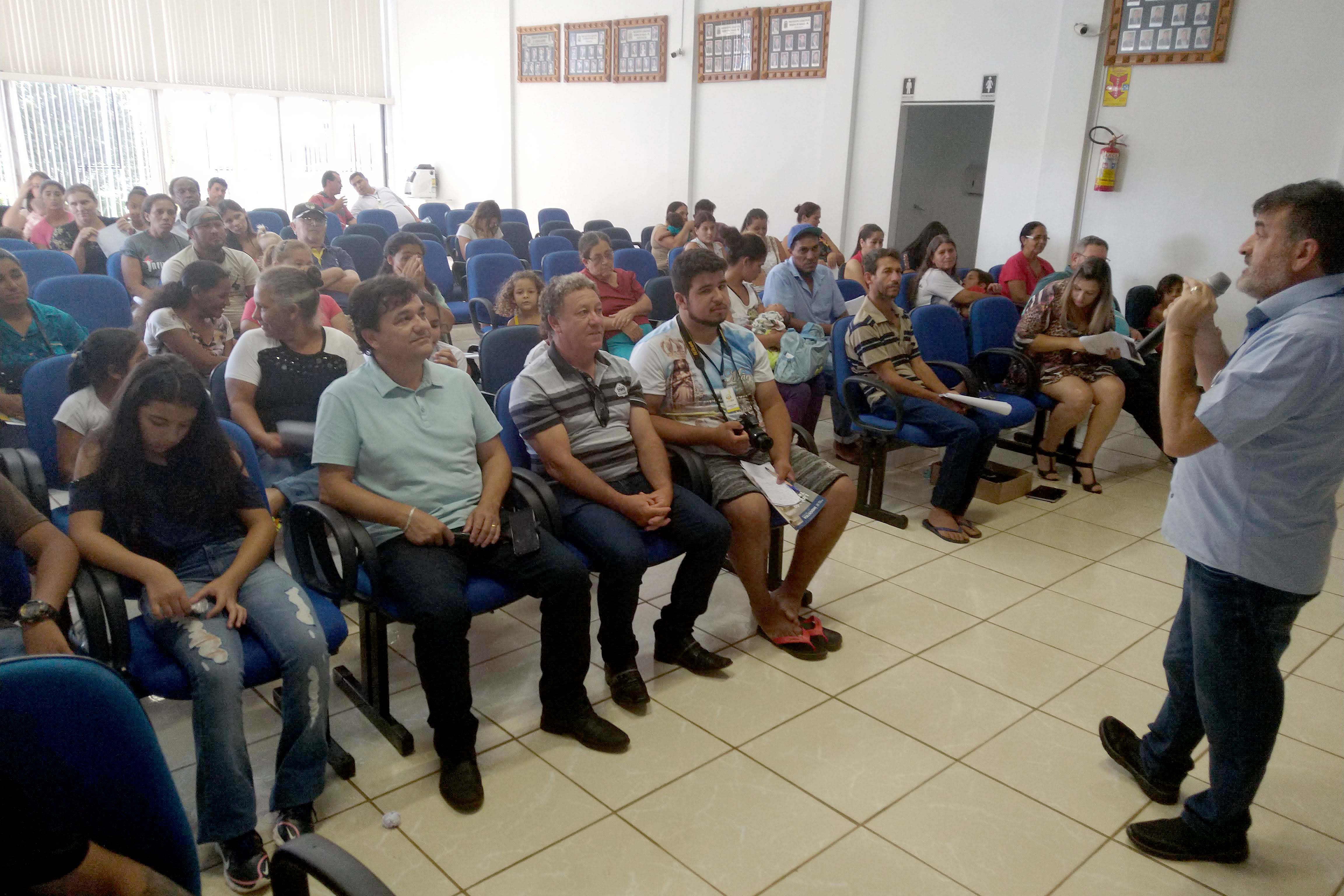 Naor Lima de Souza, gestor socioambiental da Sanepar, explica os detalhes do programa para os que serão beneficiados. Foto:Sanepar