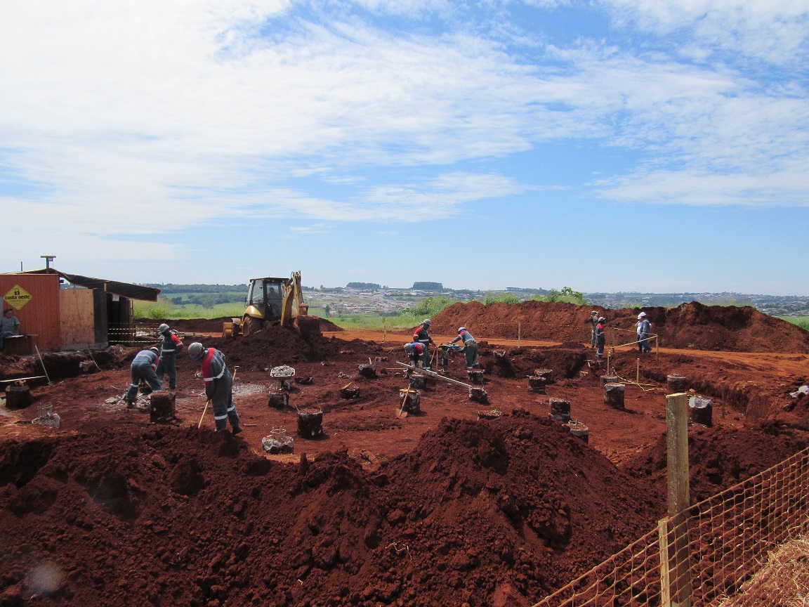 As obras de implantação de mais um reservatório de água para Cascavel tiveram início na primeira quinzena de janeiro. A nova unidade terá capacidade para armazenar 2 milhões de litros de água e vai beneficiar diretamente aos moradores na região Norte da cidade. Com esse empreendimento, a Sanepar amplia em 200% a capacidade de reservação dos bairros que integram a região.  -  Cascavel, 29/01/2020  - Foto: Divulgação Sanepar