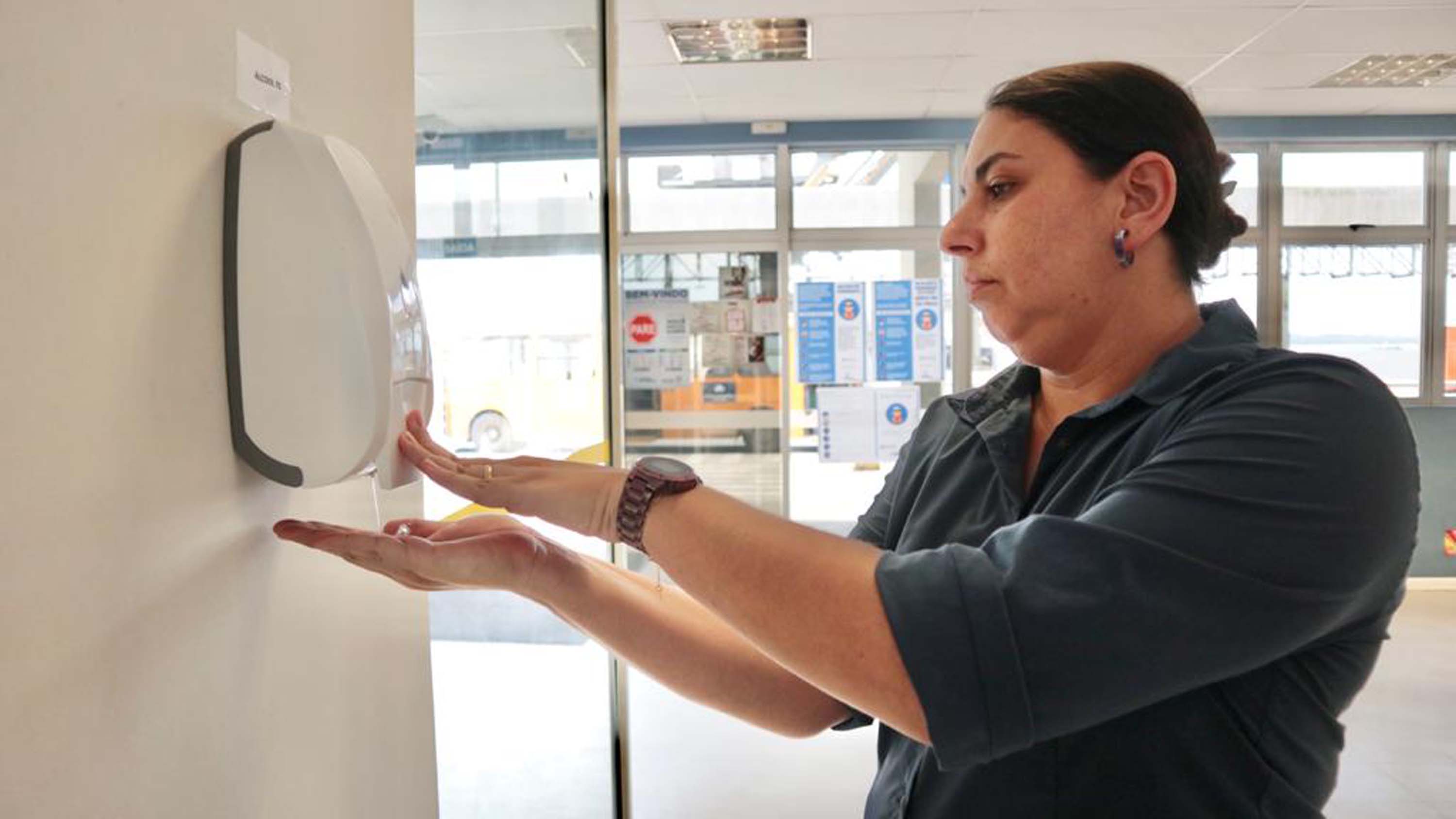 A empresa pública Portos do Paraná intensificou as medidas sanitárias e práticas de controle de tripulação para minimizar os riscos de infecção pelo novo coronavírus. Seguindo regulamentações sanitárias internacionais, a autoridade portuária segue um protocolo diferenciado para embarcações e tripulantes vindos das áreas epidêmicas.
