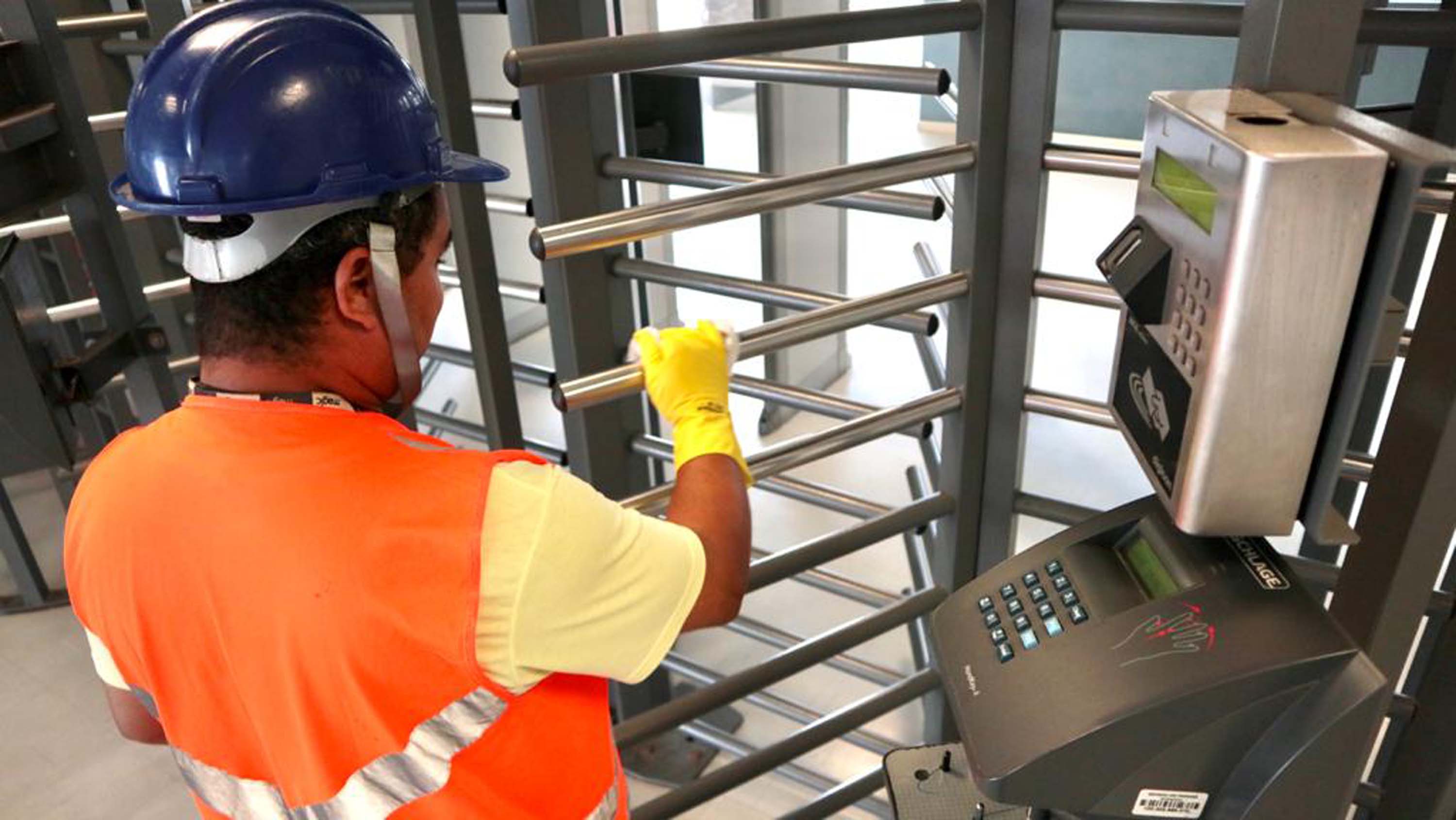 A empresa pública Portos do Paraná intensificou as medidas sanitárias e práticas de controle de tripulação para minimizar os riscos de infecção pelo novo coronavírus. Seguindo regulamentações sanitárias internacionais, a autoridade portuária segue um protocolo diferenciado para embarcações e tripulantes vindos das áreas epidêmicas.