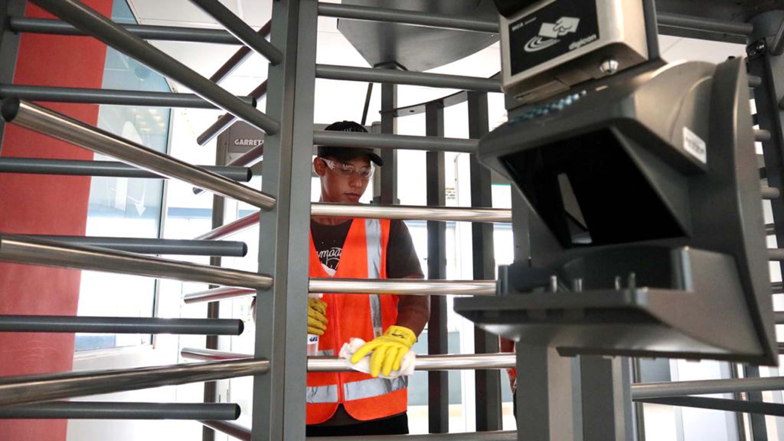 A empresa pública Portos do Paraná intensificou as medidas sanitárias e práticas de controle de tripulação para minimizar os riscos de infecção pelo novo coronavírus. Seguindo regulamentações sanitárias internacionais, a autoridade portuária segue um protocolo diferenciado para embarcações e tripulantes vindos das áreas epidêmicas.