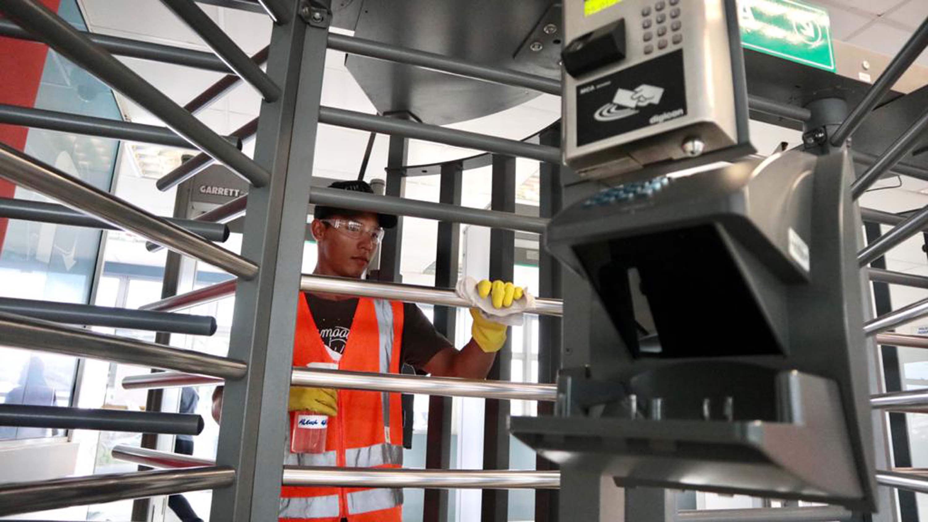 A empresa pública Portos do Paraná intensificou as medidas sanitárias e práticas de controle de tripulação para minimizar os riscos de infecção pelo novo coronavírus. Seguindo regulamentações sanitárias internacionais, a autoridade portuária segue um protocolo diferenciado para embarcações e tripulantes vindos das áreas epidêmicas.