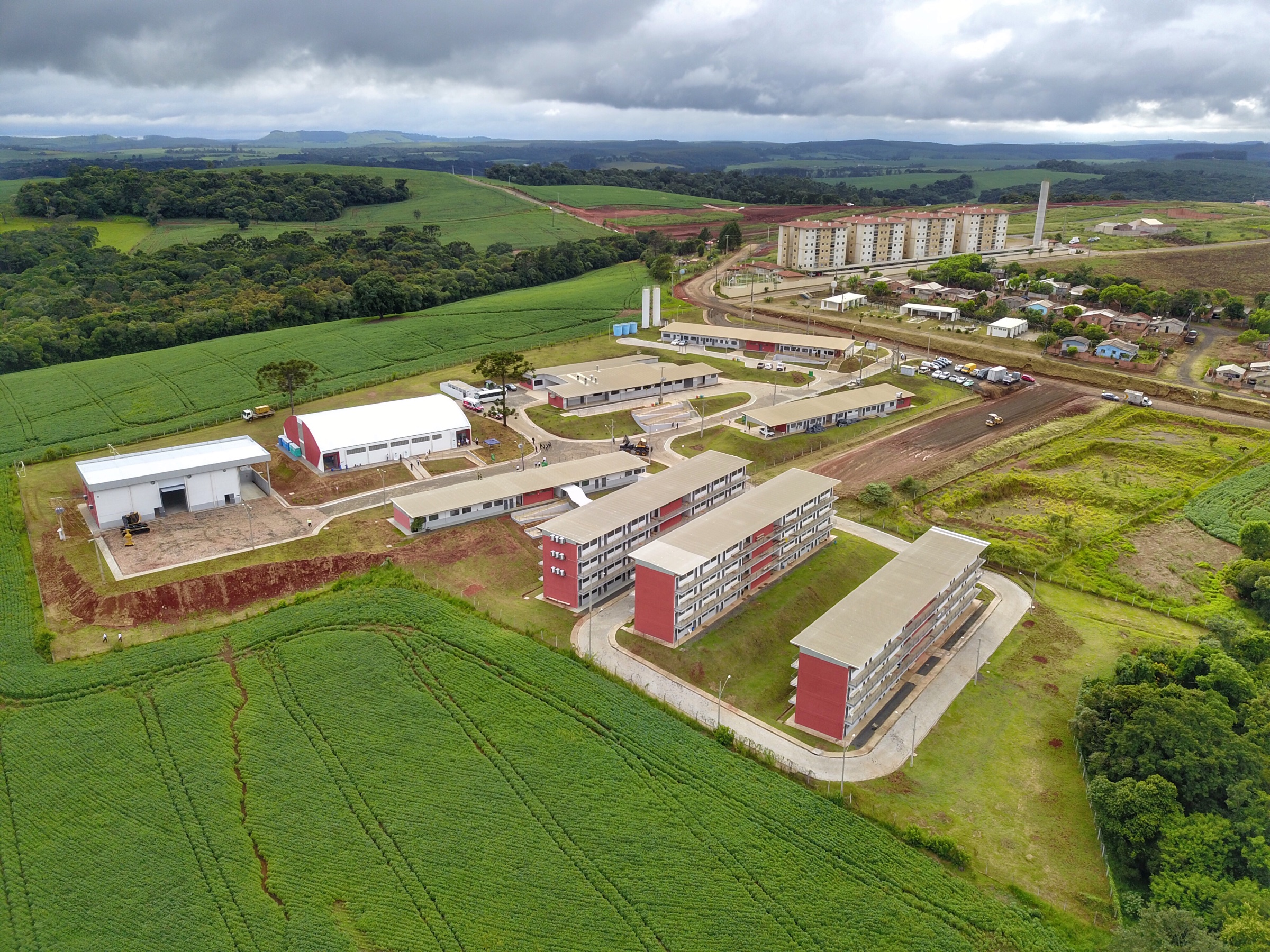O governador Carlos Massa Ratinho Junior inaugurou nesta sexta-feira (31) a primeira escola técnica de operação florestal do Brasil, em Ortigueira, nos Campos Gerais. O Centro Estadual de Educação Profissional Florestal e Agrícola é fruto de uma parceria entre o Governo do Estado, a Klabin e a prefeitura. O investimento total foi de R$ 35 milhões, sendo R$ 12 milhões repassados pela Secretaria da Educação e do Esporte. Foto: José Fernando Ogura/AEN
