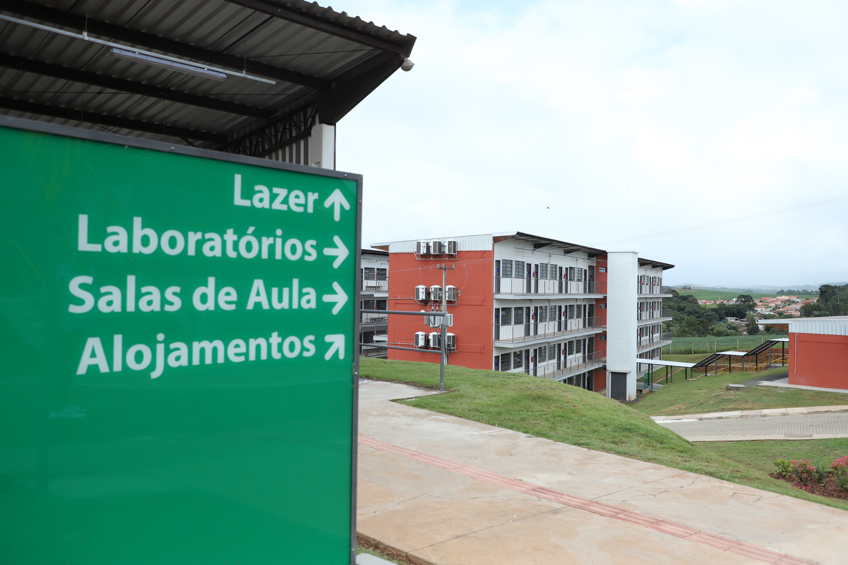 O governador Carlos Massa Ratinho Junior inaugurou nesta sexta-feira (31) a primeira escola técnica de operação florestal do Brasil, em Ortigueira, nos Campos Gerais. O Centro Estadual de Educação Profissional Florestal e Agrícola é fruto de uma parceria entre o Governo do Estado, a Klabin e a prefeitura. O investimento total foi de R$ 35 milhões, sendo R$ 12 milhões repassados pela Secretaria da Educação e do Esporte. Foto: José Fernando Ogura/AEN