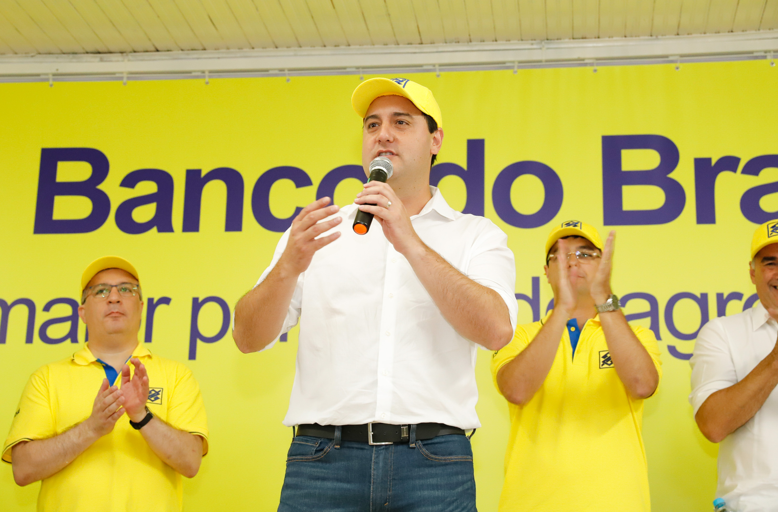O governador Carlos Massa Ratinho Junior entregou nesta quinta-feira (06), durante o Show Rural, em Cascavel, as chaves de mais um trator do programa Trator Solidário. Os beneficiados foram o criador de vacas de leite Roque Selzler e sua mulher, Leonete, moradores de Pato Bragado. - Cascavel, 06/02/2020 - Foto: Rodrigo Félix Leal/AEN
