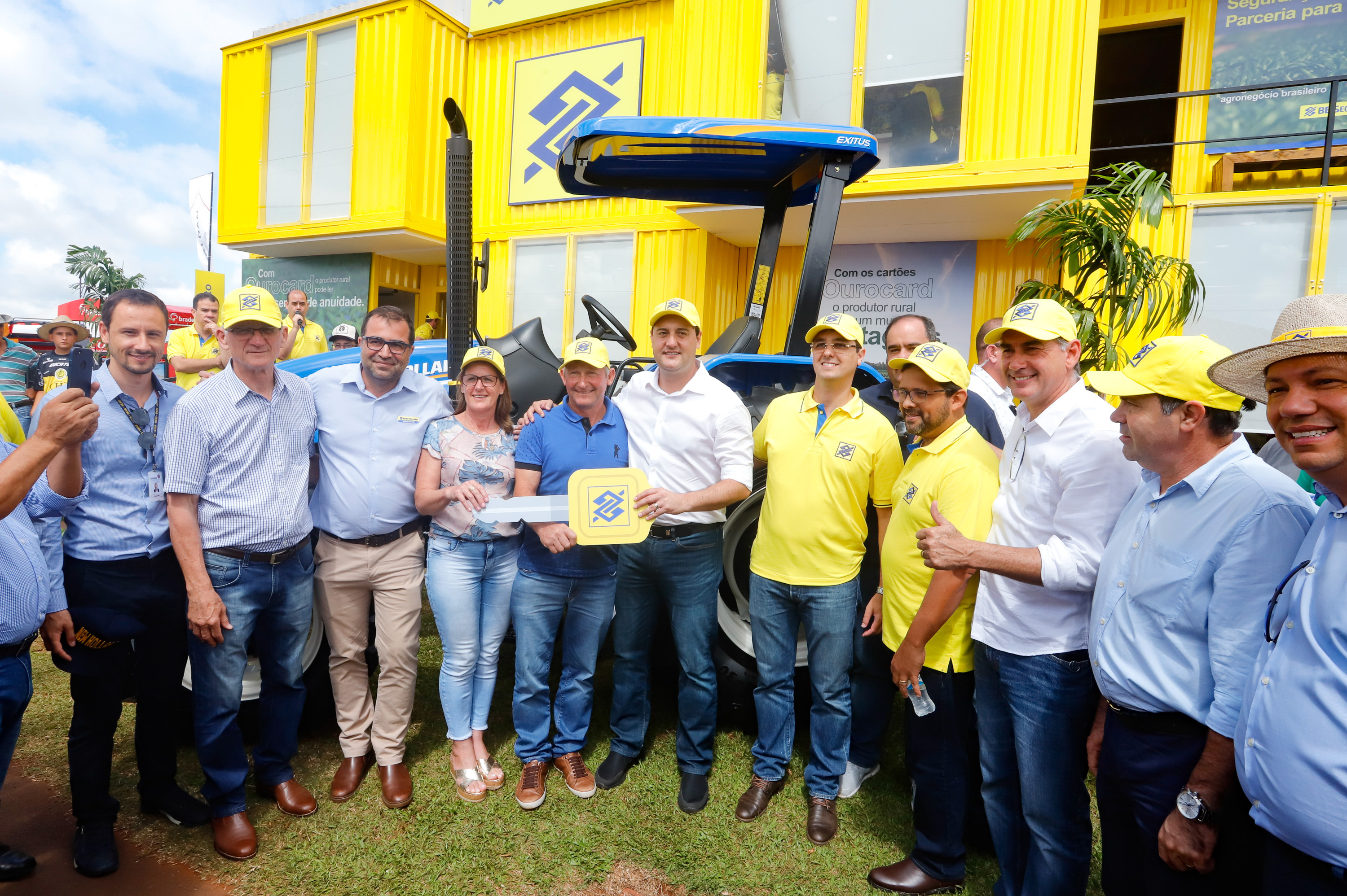 O governador Carlos Massa Ratinho Junior entregou nesta quinta-feira (06), durante o Show Rural, em Cascavel, as chaves de mais um trator do programa Trator Solidário. Os beneficiados foram o criador de vacas de leite Roque Selzler e sua mulher, Leonete, moradores de Pato Bragado. - Cascavel, 06/02/2020 - Foto: Rodrigo Félix Leal/AEN
