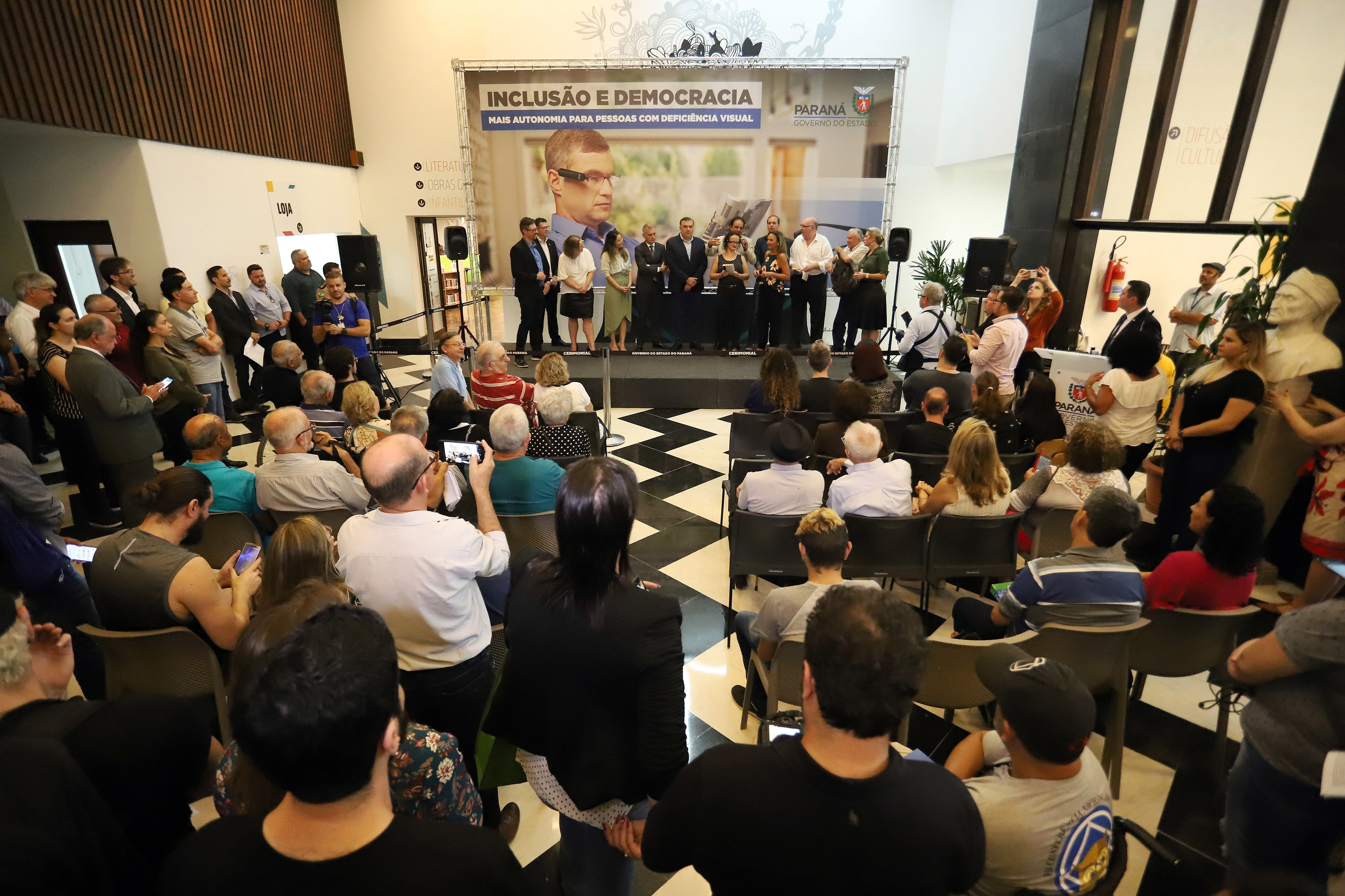 A Biblioteca Pública do Paraná (BPP) recebe nesta terça-feira (06) a mais moderna tecnologia de visão artificial do mundo, que beneficiará cegos e pessoas com visão reduzida