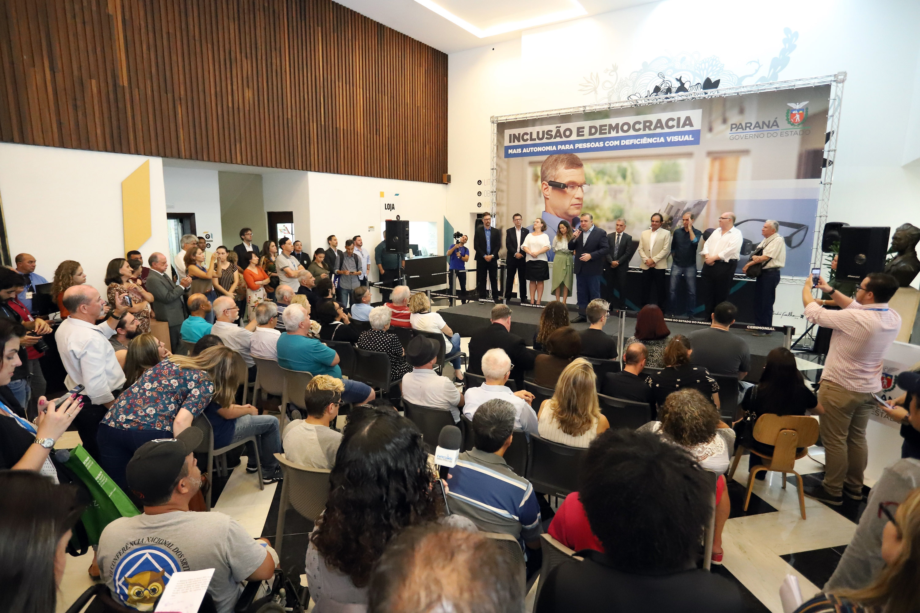 A Biblioteca Pública do Paraná (BPP) recebe nesta terça-feira (06) a mais moderna tecnologia de visão artificial do mundo, que beneficiará cegos e pessoas com visão reduzida