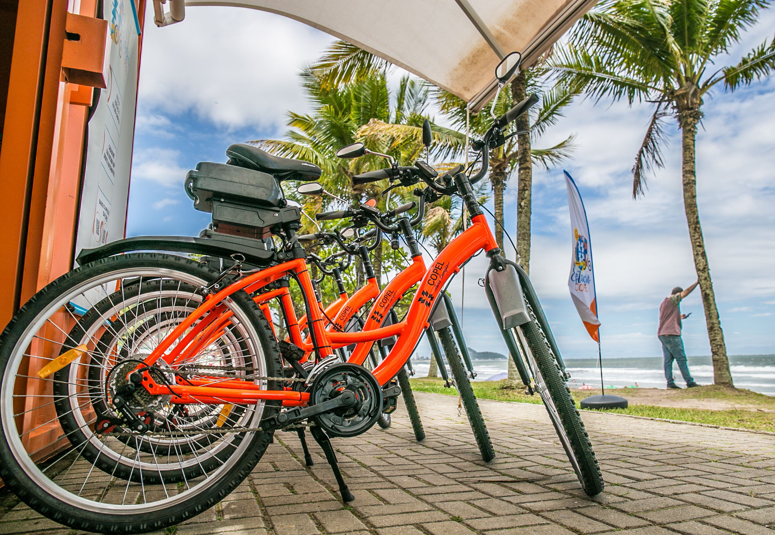 A operação das três Estações Copel instaladas em Matinhos, Guaratuba e Pontal do Paraná será encerrada no dia 16 (domingo). Abertas ao público da orla desde o dia 13 de dezembro, as estações fazem parte do Verão Maior do litoral paranaense e concederam 2,5 mil empréstimos de patinetes e bicicletas elétricos durante a temporada. - Curitiba, 07/02/2020  -  Foto: Valdenir Daniel Cavalheiro/Divulgação Copel