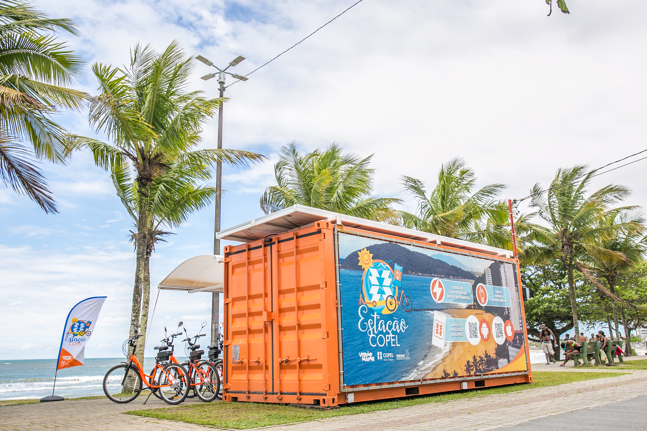 A operação das três Estações Copel instaladas em Matinhos, Guaratuba e Pontal do Paraná será encerrada no dia 16 (domingo). Abertas ao público da orla desde o dia 13 de dezembro, as estações fazem parte do Verão Maior do litoral paranaense e concederam 2,5 mil empréstimos de patinetes e bicicletas elétricos durante a temporada. - Curitiba, 07/02/2020  -  Foto: Valdenir Daniel Cavalheiro/Divulgação Copel