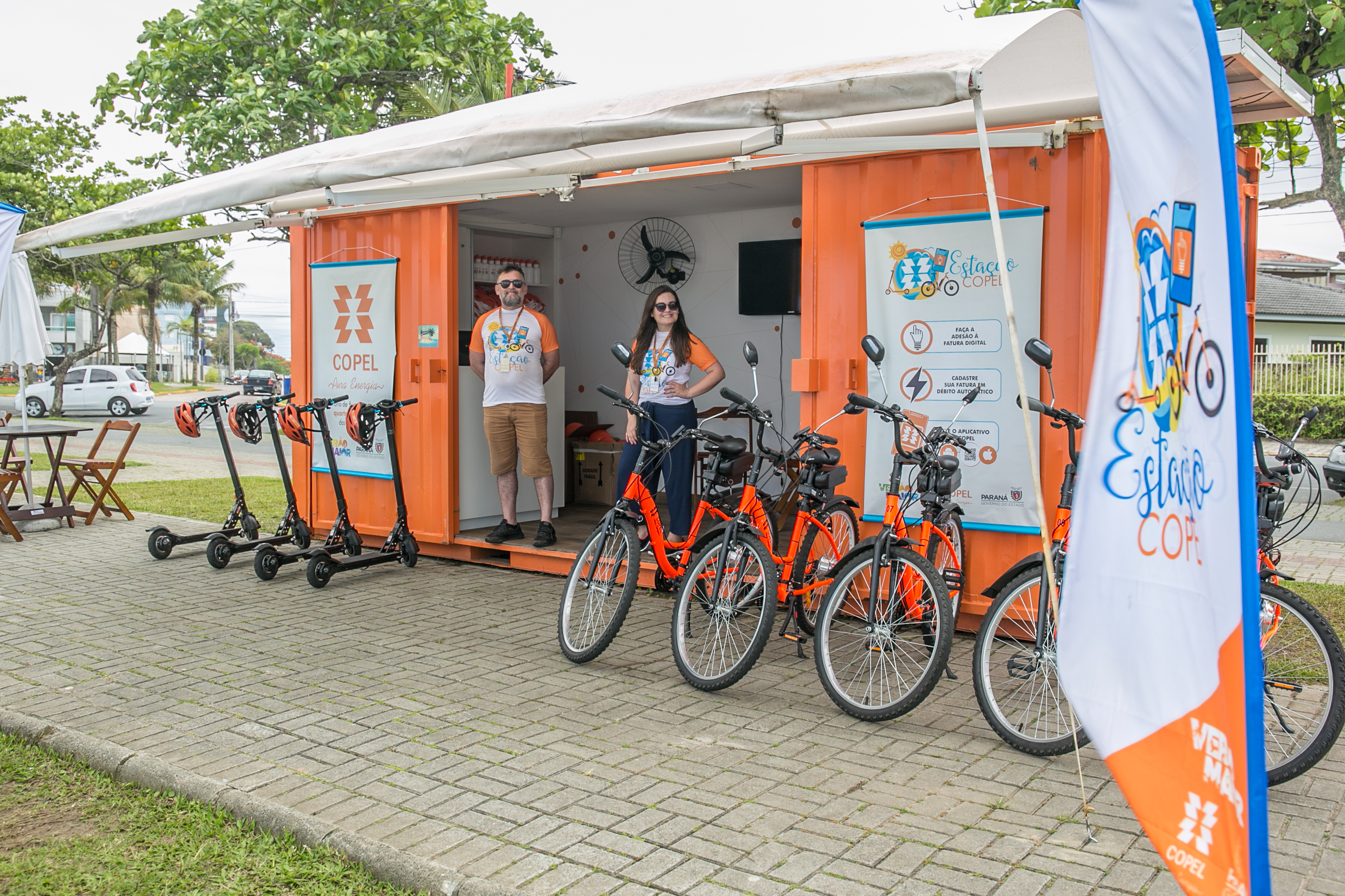 A operação das três Estações Copel instaladas em Matinhos, Guaratuba e Pontal do Paraná será encerrada no dia 16 (domingo). Abertas ao público da orla desde o dia 13 de dezembro, as estações fazem parte do Verão Maior do litoral paranaense e concederam 2,5 mil empréstimos de patinetes e bicicletas elétricos durante a temporada. - Curitiba, 07/02/2020  -  Foto: Valdenir Daniel Cavalheiro/Divulgação Copel