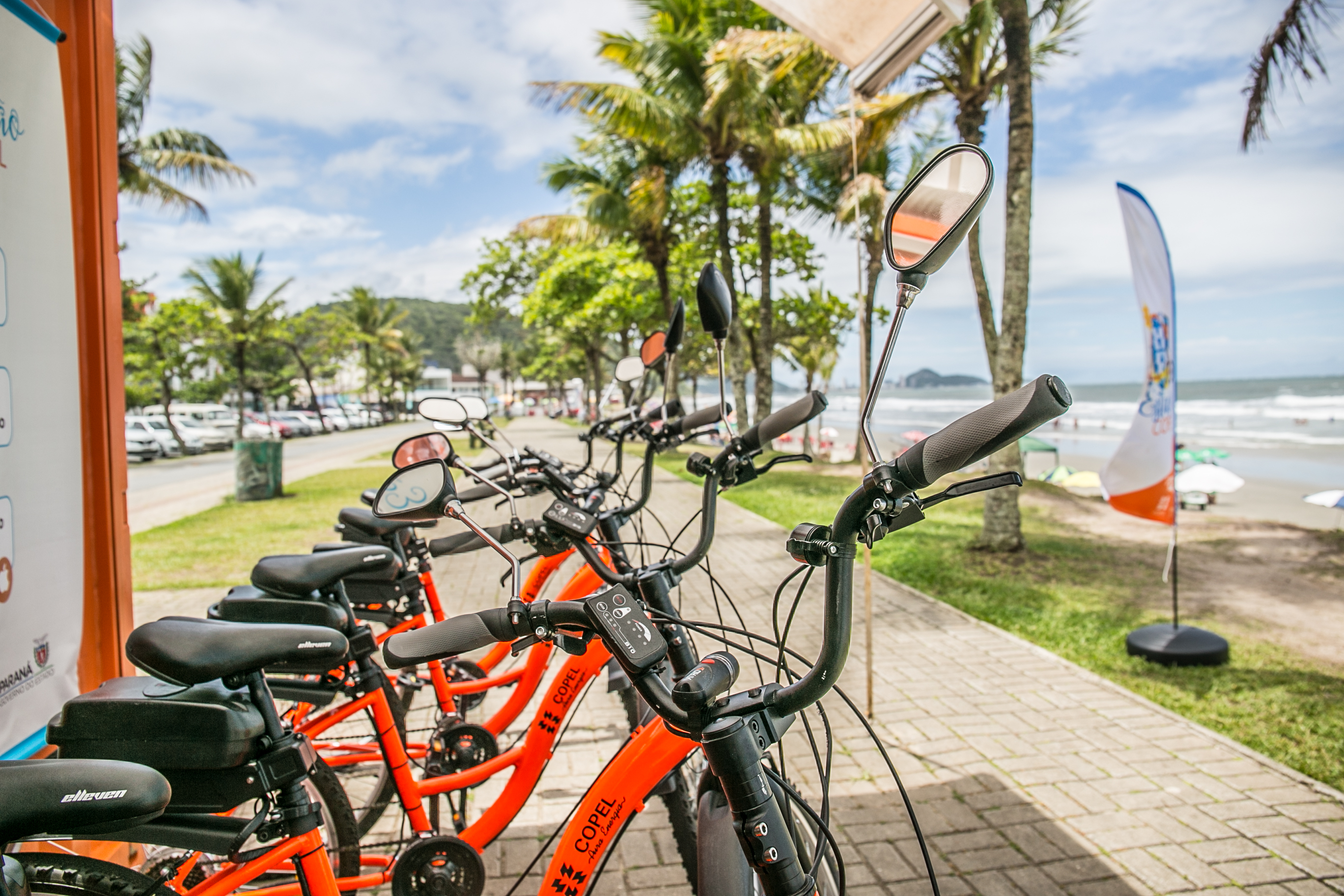 A operação das três Estações Copel instaladas em Matinhos, Guaratuba e Pontal do Paraná será encerrada no dia 16 (domingo). Abertas ao público da orla desde o dia 13 de dezembro, as estações fazem parte do Verão Maior do litoral paranaense e concederam 2,5 mil empréstimos de patinetes e bicicletas elétricos durante a temporada. - Curitiba, 07/02/2020  -  Foto: Valdenir Daniel Cavalheiro/Divulgação Copel
