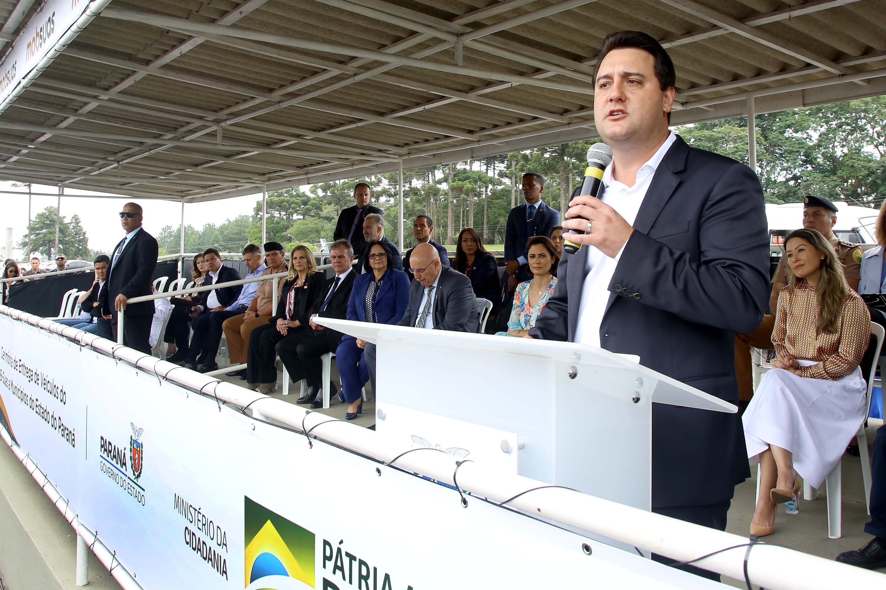 A Rede de Proteção Social e Especial Básica do Paraná ganhou reforço nesta sexta-feira (07), com o repasse de 222 carros e 15 micro-ônibus para 167 municípios do Estado