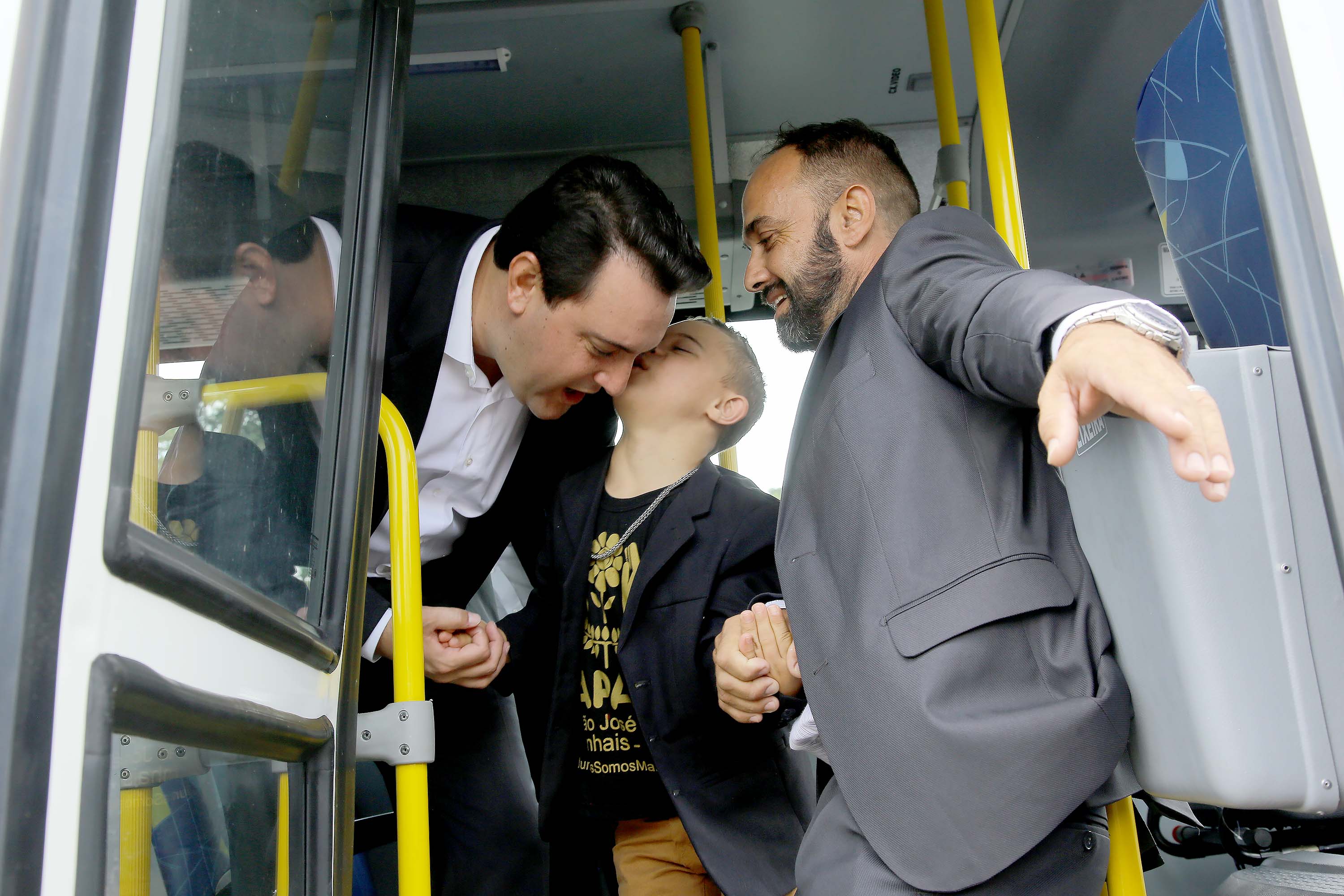 A Rede de Proteção Social e Especial Básica do Paraná ganhou reforço nesta sexta-feira (07), com o repasse de 222 carros e 15 micro-ônibus para 167 municípios do Estado