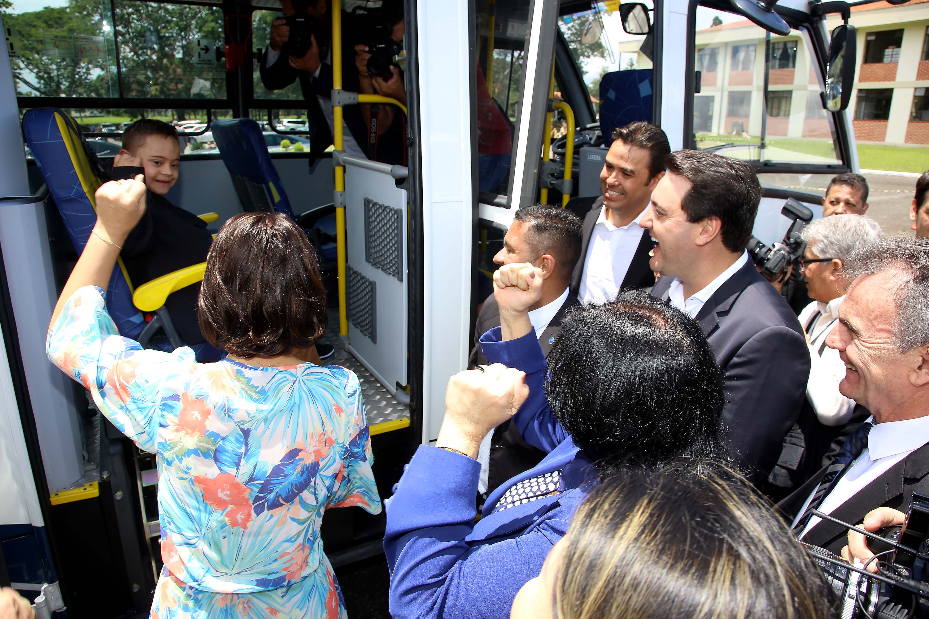 A Rede de Proteção Social e Especial Básica do Paraná ganhou reforço nesta sexta-feira (07), com o repasse de 222 carros e 15 micro-ônibus para 167 municípios do Estado