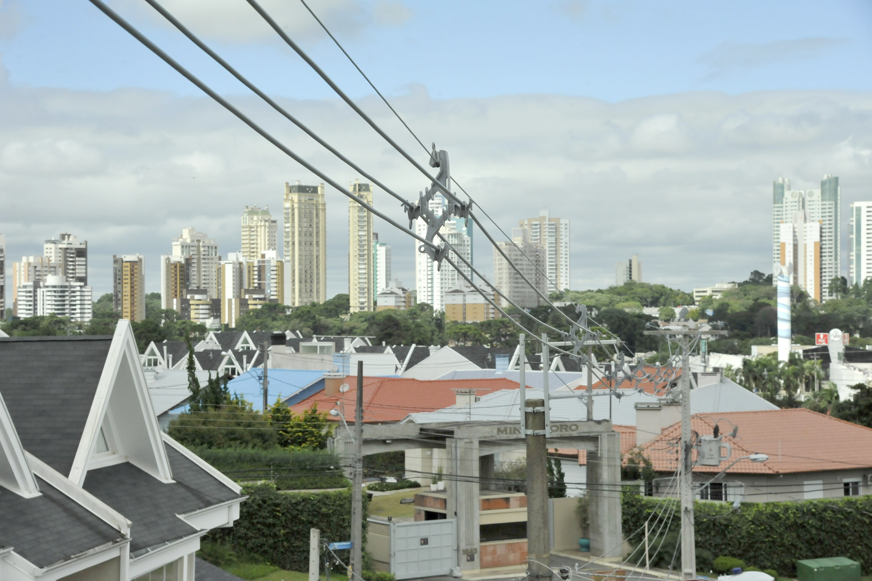 A extensão das redes que levam energia para movimentar a economia e proporcionar conforto na cidade e no campo acaba de completar 200 mil quilômetros, no Paraná. Este é o ativo que a Copel mantém e opera para atender quase 4,8 milhões de ligações em sua área de concessão.
Curitiba, 13/02/2020