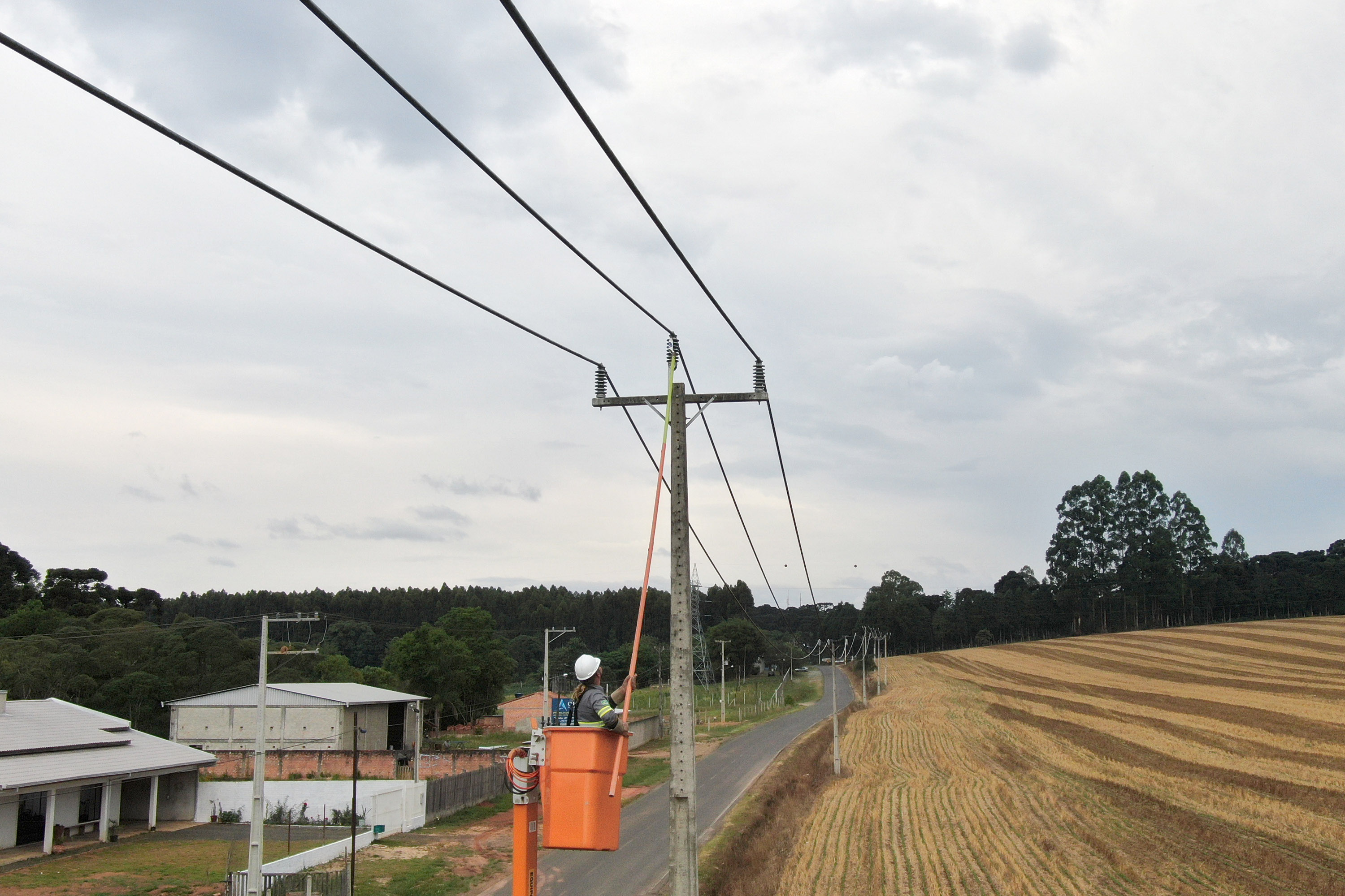 A extensão das redes que levam energia para movimentar a economia e proporcionar conforto na cidade e no campo acaba de completar 200 mil quilômetros, no Paraná. Este é o ativo que a Copel mantém e opera para atender quase 4,8 milhões de ligações em sua área de concessão.
Curitiba, 13/02/2020 Foto: Divulgação/Copel