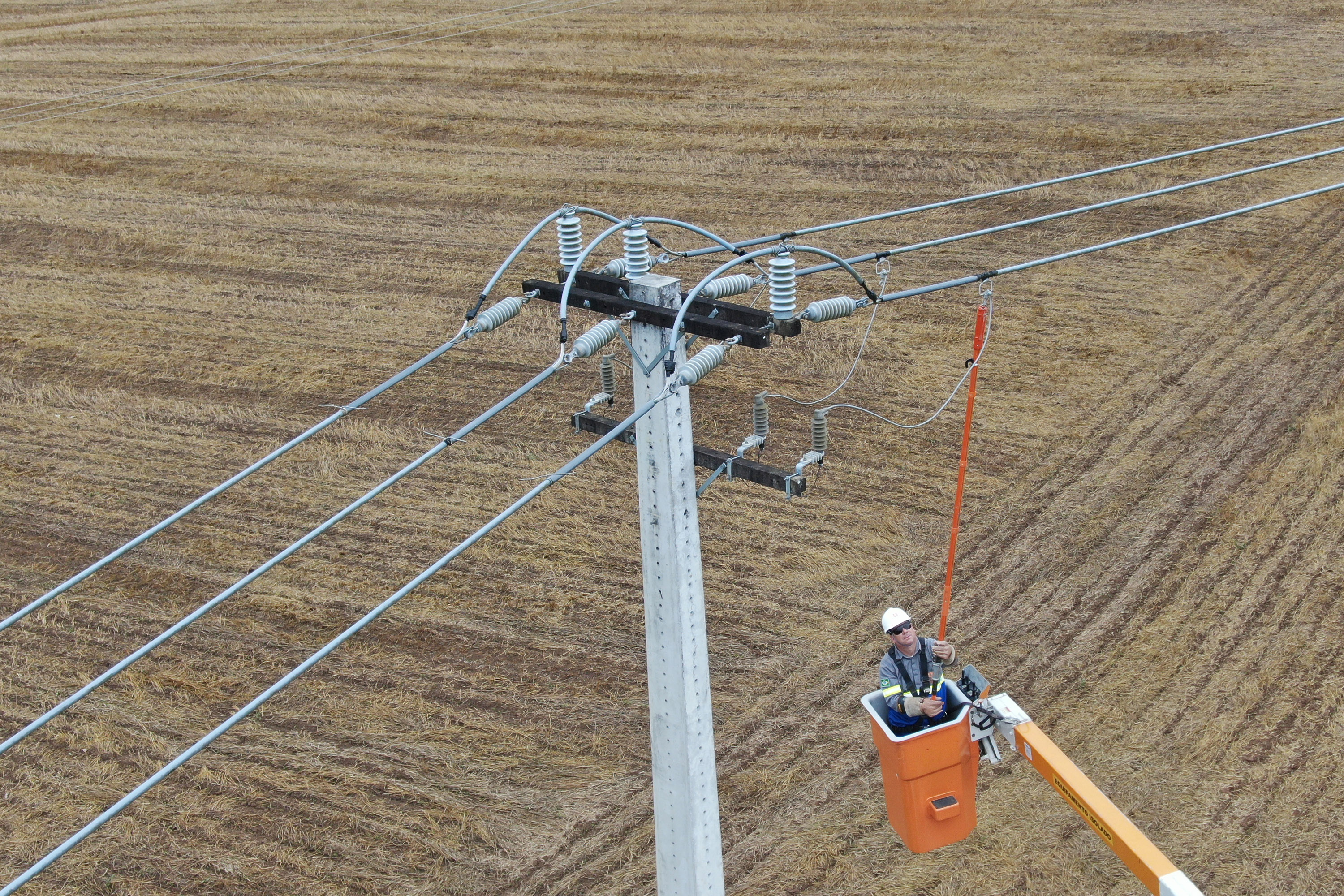 A extensão das redes que levam energia para movimentar a economia e proporcionar conforto na cidade e no campo acaba de completar 200 mil quilômetros, no Paraná. Este é o ativo que a Copel mantém e opera para atender quase 4,8 milhões de ligações em sua área de concessão.
Curitiba, 13/02/2020 - Foto: Divulgação/Copel