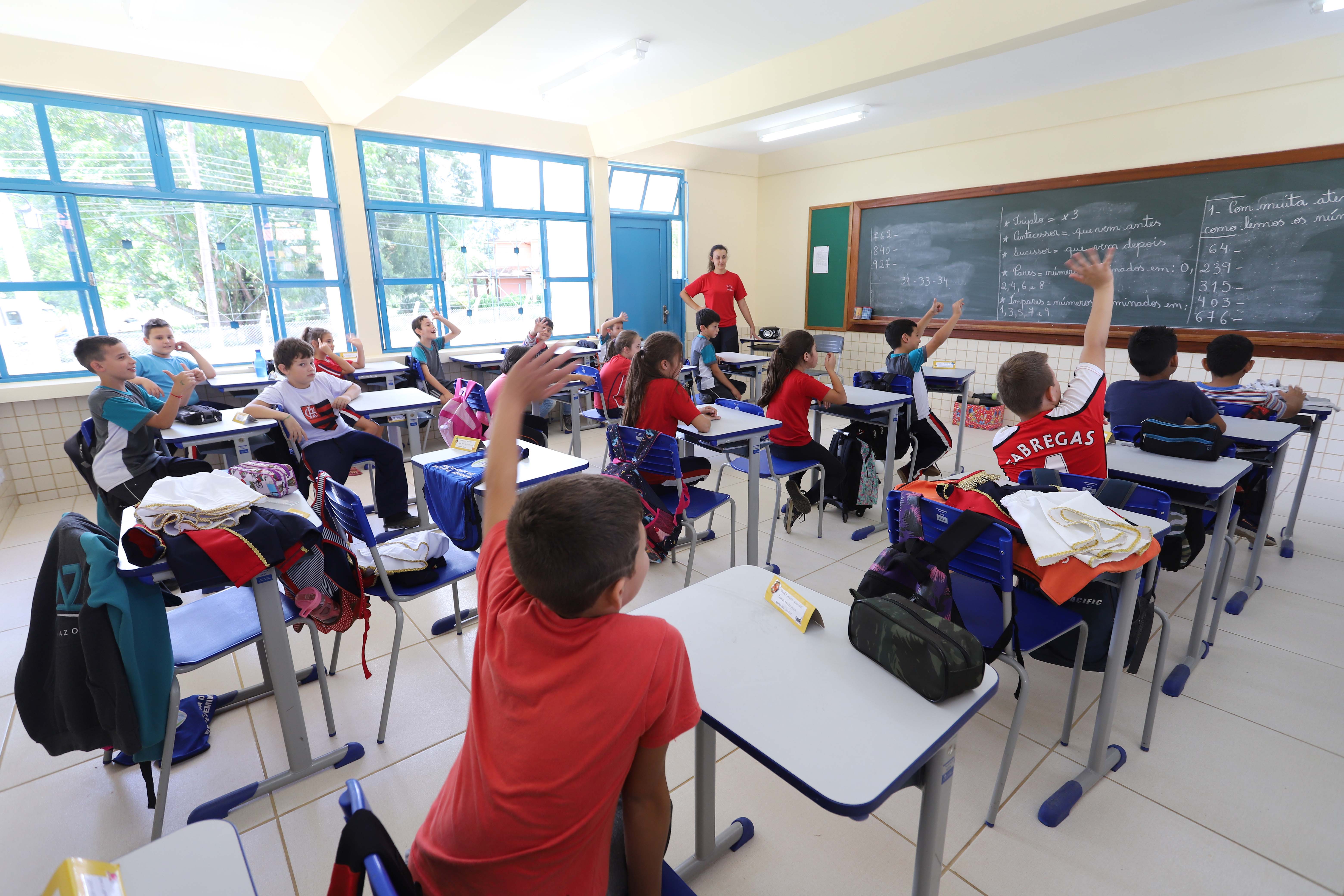 GOVERNADOR INAUGURA ESCOLA E LIBERA RECURSOS EM RIO NEGRO. O governador Carlos Massa Ratinho inaugura a Escola Municipal Ana Zorning e confirma recursos para pavimentação, em Rio Negro, região sudeste do Paraná. Presentes no evento: prefeito de Rio Negro, Milton José Paizani; secretário de Desenvolvimento Urbano, João Carlos Ortega; secretário de Educação e do Esporte, Renato Feder; de Agricultura e Abastecimento, Norberto Ortigara; entre outros.Rio Negro, 13-02-20.Foto: Arnaldo Alves / AEN.