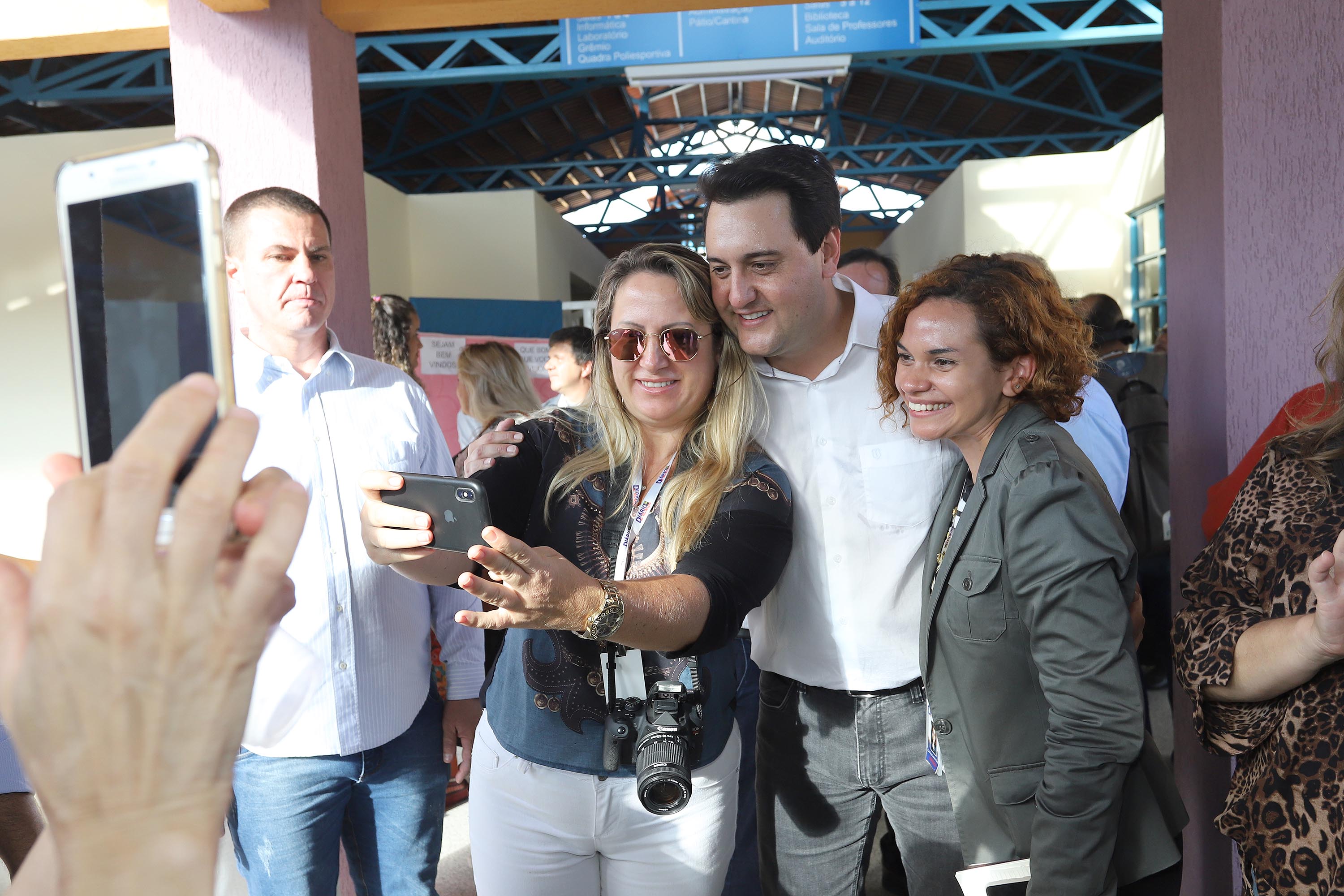 GOVERNADOR INAUGURA ESCOLA E LIBERA RECURSOS EM RIO NEGRO. O governador Carlos Massa Ratinho inaugura a Escola Municipal Ana Zorning e confirma recursos para pavimentação, em Rio Negro, região sudeste do Paraná. Presentes no evento: prefeito de Rio Negro, Milton José Paizani; secretário de Desenvolvimento Urbano, João Carlos Ortega; secretário de Educação e do Esporte, Renato Feder; de Agricultura e Abastecimento, Norberto Ortigara; entre outros.Rio Negro, 13-02-20.Foto: Arnaldo Alves / AEN.