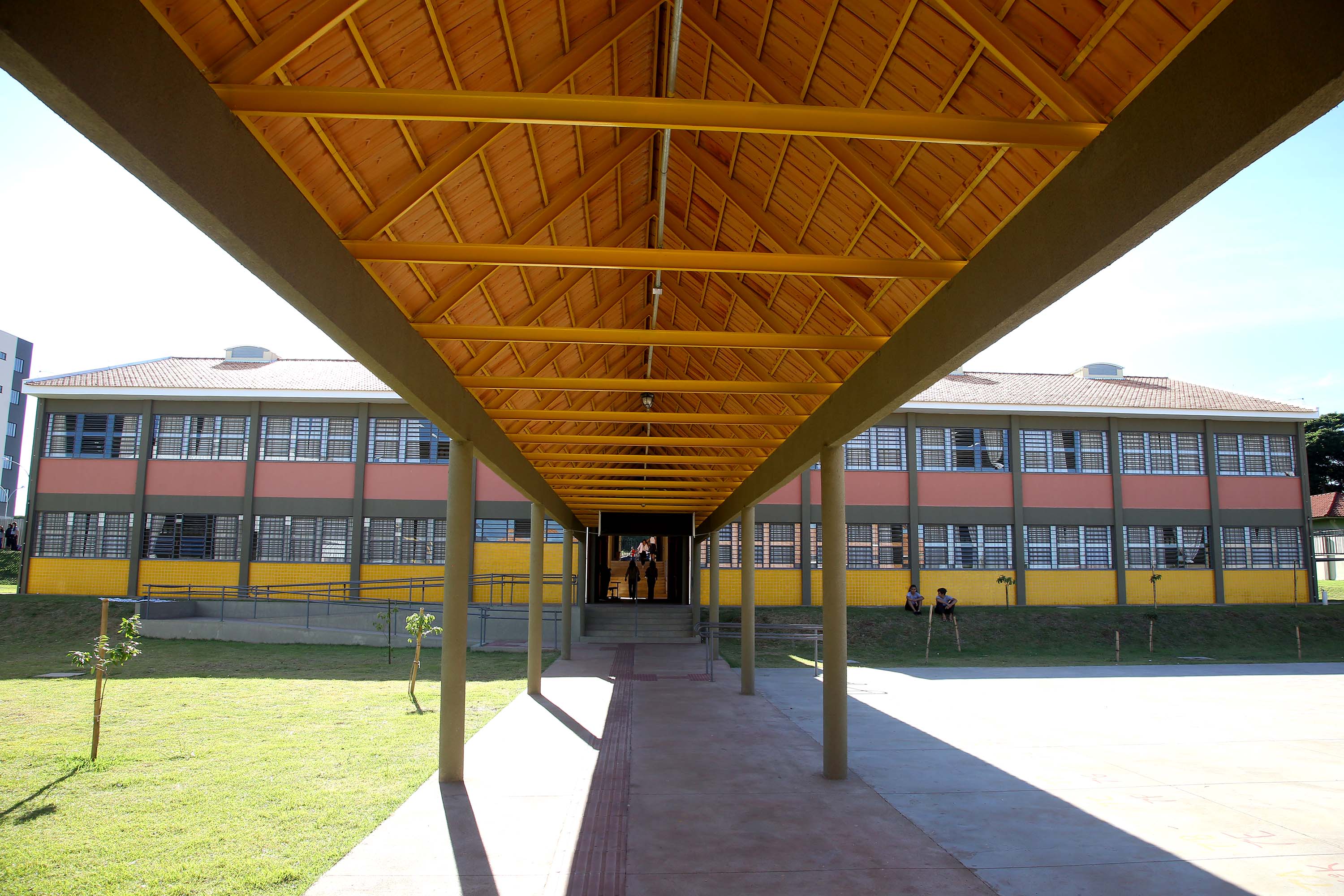 Cerca de 1.100 estudantes do Ensino Fundamental e Ensino Médio, de Sarandi, Noroeste do Paraná, são beneficiados com a nova estrutura da Escola Estadual Vereador Luiz Zanchim, inaugurada nesta sexta-feira (14), pelo governador Carlos Massa Ratinho Junior. - Sarandi, 14/02/2020 - Foto: Jaelson Lucas/AEN