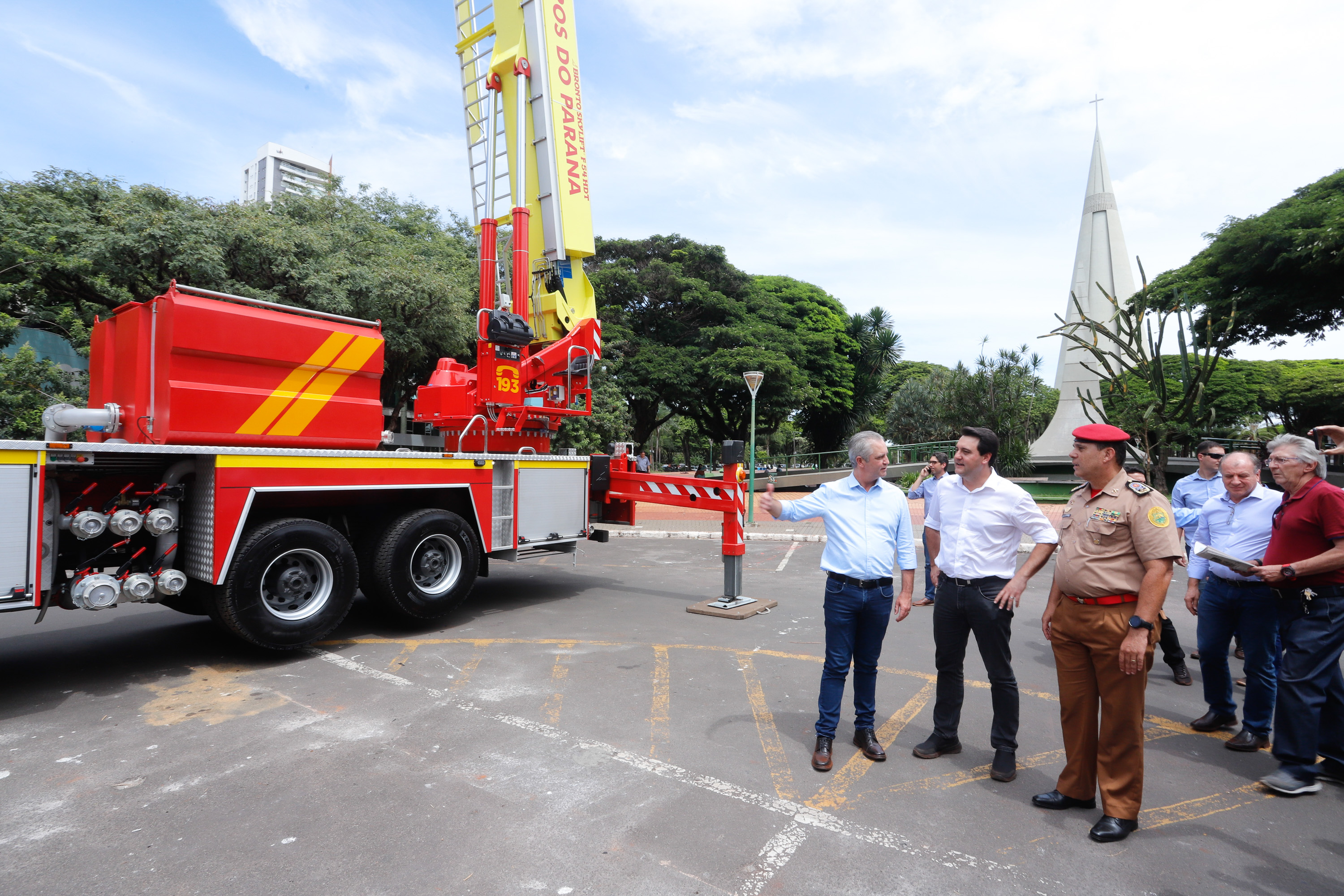 BOMBEIROS - O governador também entregou para o Corpo de Bombeiros de Maringá uma plataforma skylift, utilizada no combate a incêndios em grandes alturas. - Maringá, 14/02/2020 - Foto: Rodrigo Félix Leal/AEN