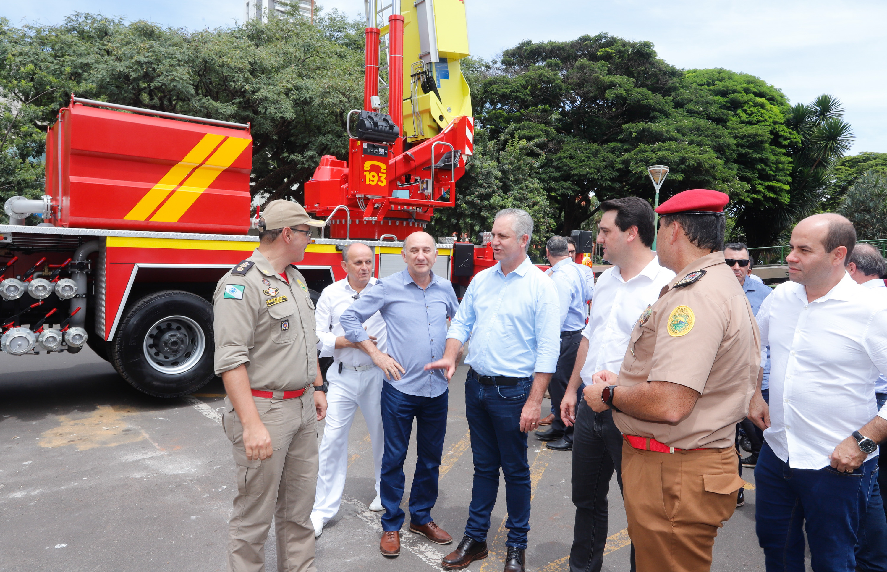 BOMBEIROS - O governador também entregou para o Corpo de Bombeiros de Maringá uma plataforma skylift, utilizada no combate a incêndios em grandes alturas. - Maringá, 14/02/2020 - Foto: Rodrigo Félix Leal/AEN