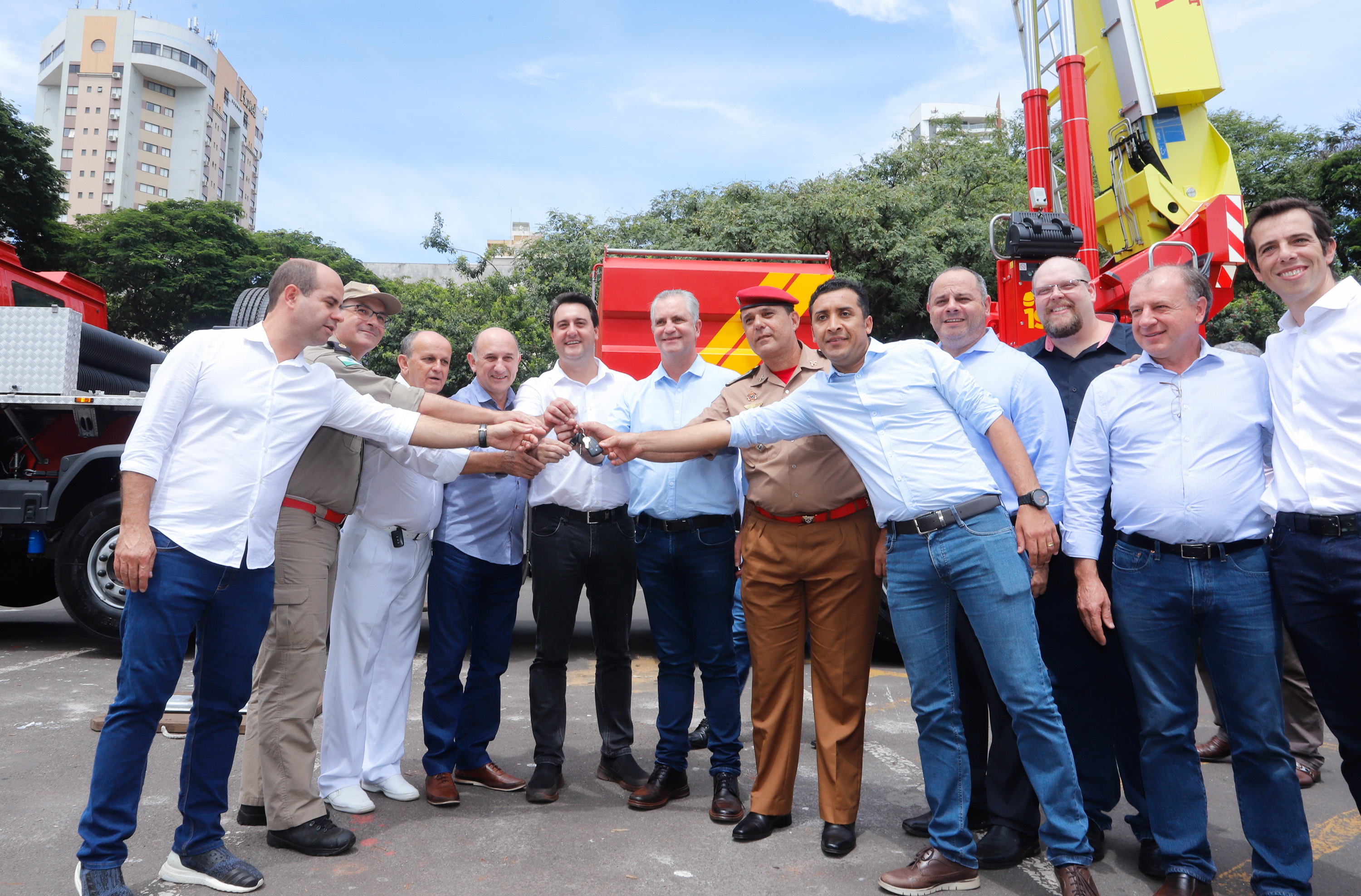 BOMBEIROS - O governador também entregou para o Corpo de Bombeiros de Maringá uma plataforma skylift, utilizada no combate a incêndios em grandes alturas. - Maringá, 14/02/2020 - Foto: Rodrigo Félix Leal/AEN