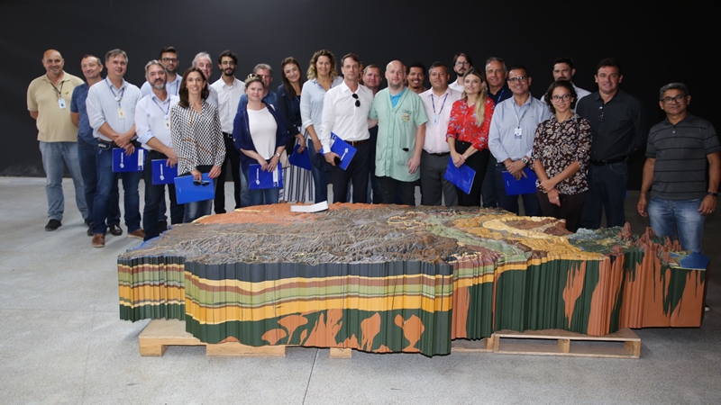 Durante visita ao Parque da Ciência, técnicos da Sanepar detalharam as dificuldades de uso de águas subterrâneas e as consequências negativas quando se faz exploração inadequada
Foto: SANEPAR