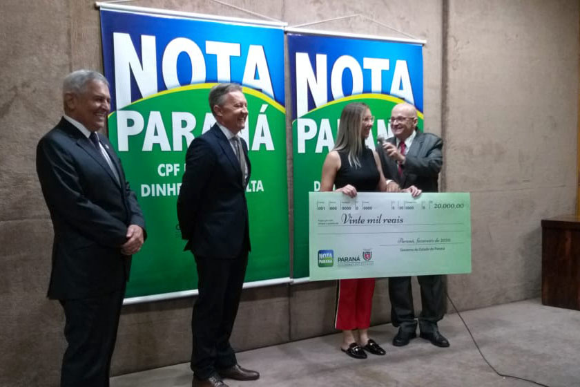 O programa Nota Paraná, da Secretaria de Estado da Fazenda, entregou nesta terça-feira (18) os cheques aos vencedores do concurso deste mês de fevereiro. Este foi o último sorteio que destina os valores de R$ 50 mil, R$ 30 mil e R$ 20 mil aos contribuintes que colocam o número do CPF na nota fiscal.  -  Curitiba, 18/02/2020  -  Foto: Divulgação SEFA