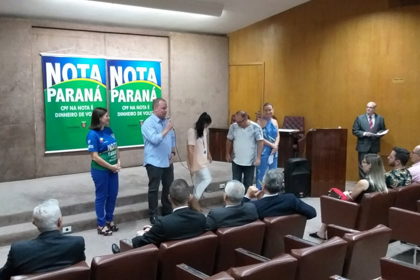 O programa Nota Paraná, da Secretaria de Estado da Fazenda, entregou nesta terça-feira (18) os cheques aos vencedores do concurso deste mês de fevereiro. Este foi o último sorteio que destina os valores de R$ 50 mil, R$ 30 mil e R$ 20 mil aos contribuintes que colocam o número do CPF na nota fiscal.  -  Curitiba, 18/02/2020  -  Foto: Divulgação SEFA