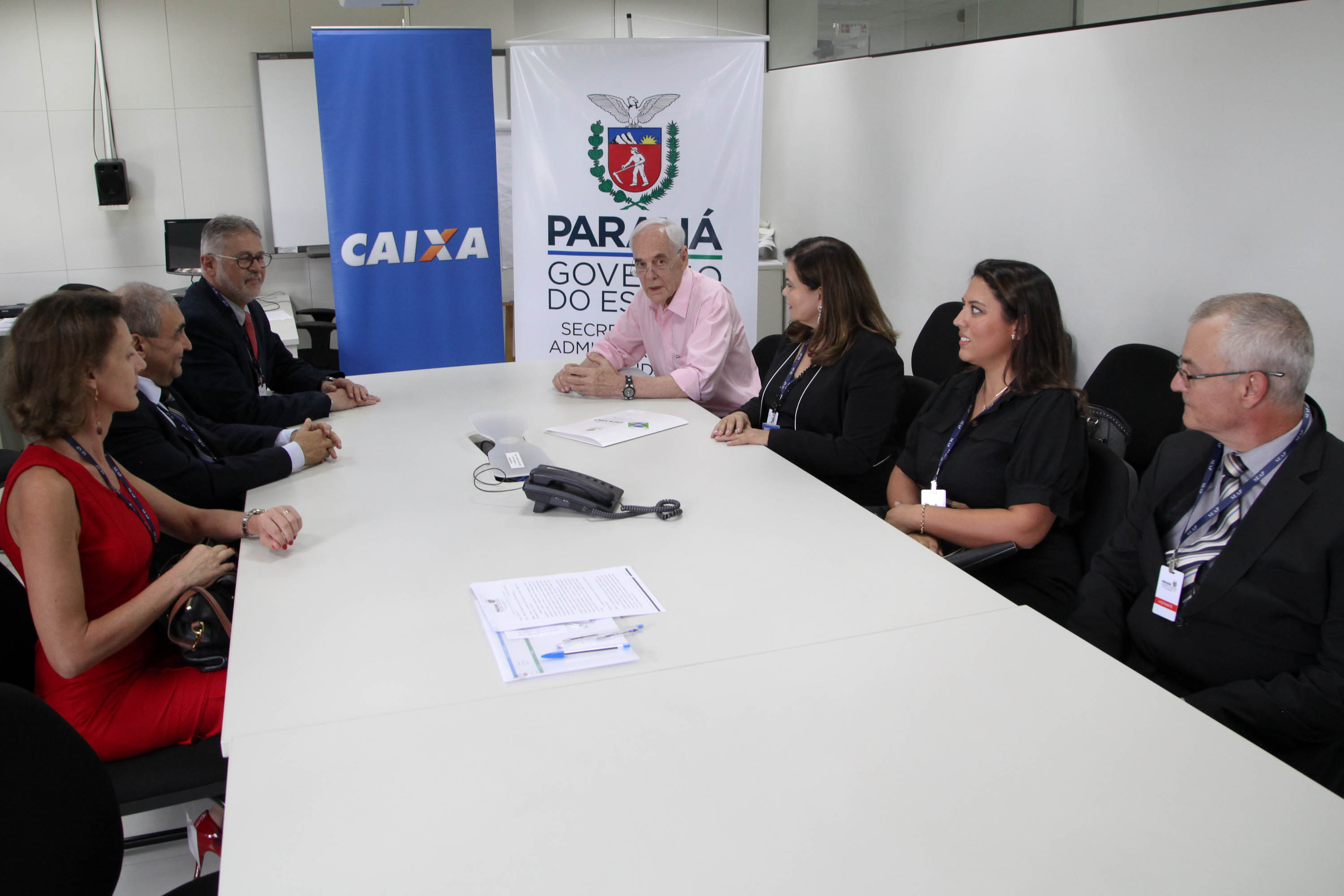 O Governo do Paraná, por meio da Secretaria de Estado da Administração e da Previdência, e a Caixa Econômica Federal firmaram nesta quarta-feira (19) um convênio que permite a consulta automática do Certificado de Regularidade do FGTS.

De acordo com o secretário Reinhold Stephanes, a medida é o primeiro passo de um processo de simplificação e de desburocratização na administração. Foto: Ari Dias/AEN