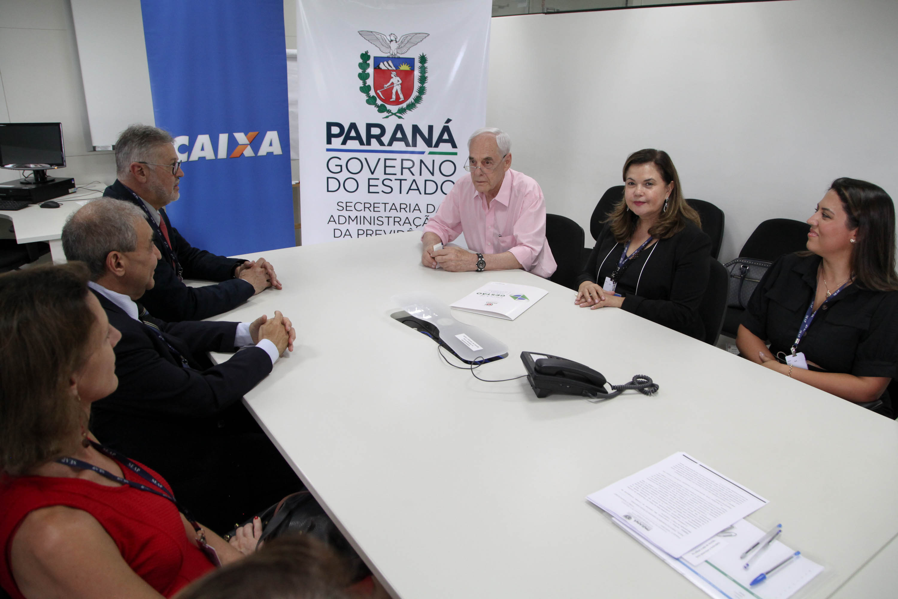 O Governo do Paraná, por meio da Secretaria de Estado da Administração e da Previdência, e a Caixa Econômica Federal firmaram nesta quarta-feira (19) um convênio que permite a consulta automática do Certificado de Regularidade do FGTS.

De acordo com o secretário Reinhold Stephanes, a medida é o primeiro passo de um processo de simplificação e de desburocratização na administração. Foto: Ari Dias/AEN