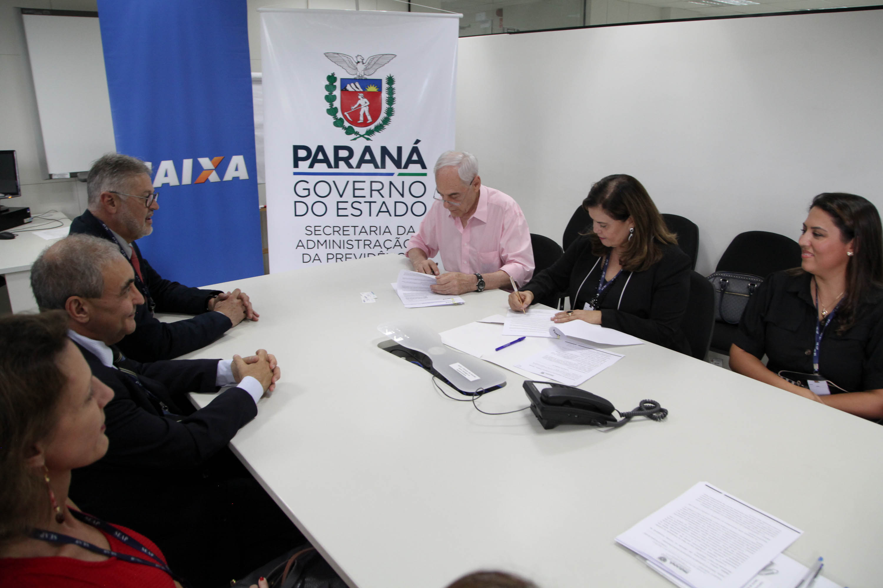 O Governo do Paraná, por meio da Secretaria de Estado da Administração e da Previdência, e a Caixa Econômica Federal firmaram nesta quarta-feira (19) um convênio que permite a consulta automática do Certificado de Regularidade do FGTS.

De acordo com o secretário Reinhold Stephanes, a medida é o primeiro passo de um processo de simplificação e de desburocratização na administração. Foto: Ari Dias/AEN