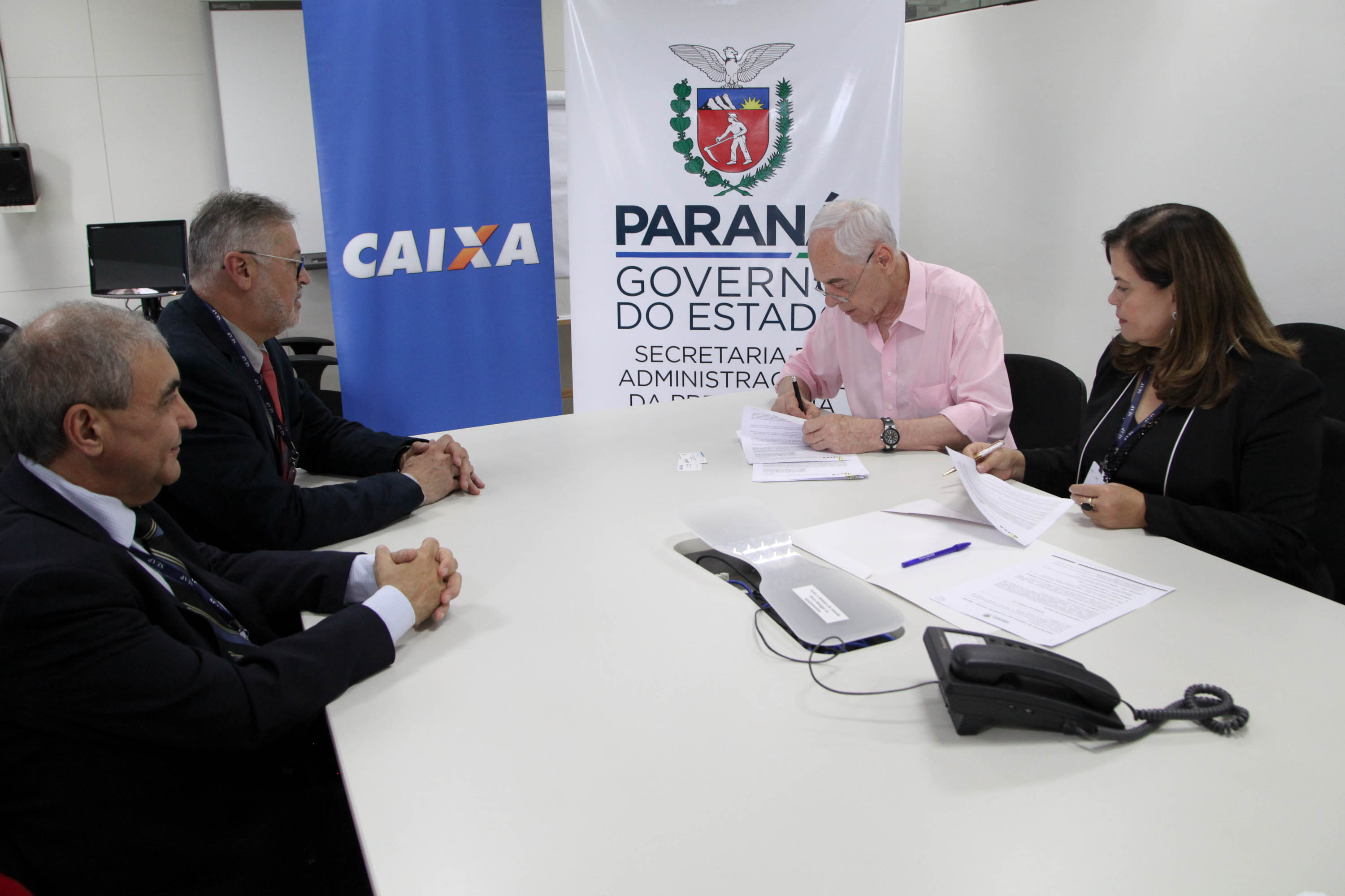 O Governo do Paraná, por meio da Secretaria de Estado da Administração e da Previdência, e a Caixa Econômica Federal firmaram nesta quarta-feira (19) um convênio que permite a consulta automática do Certificado de Regularidade do FGTS.

De acordo com o secretário Reinhold Stephanes, a medida é o primeiro passo de um processo de simplificação e de desburocratização na administração. Foto: Ari Dias/AEN