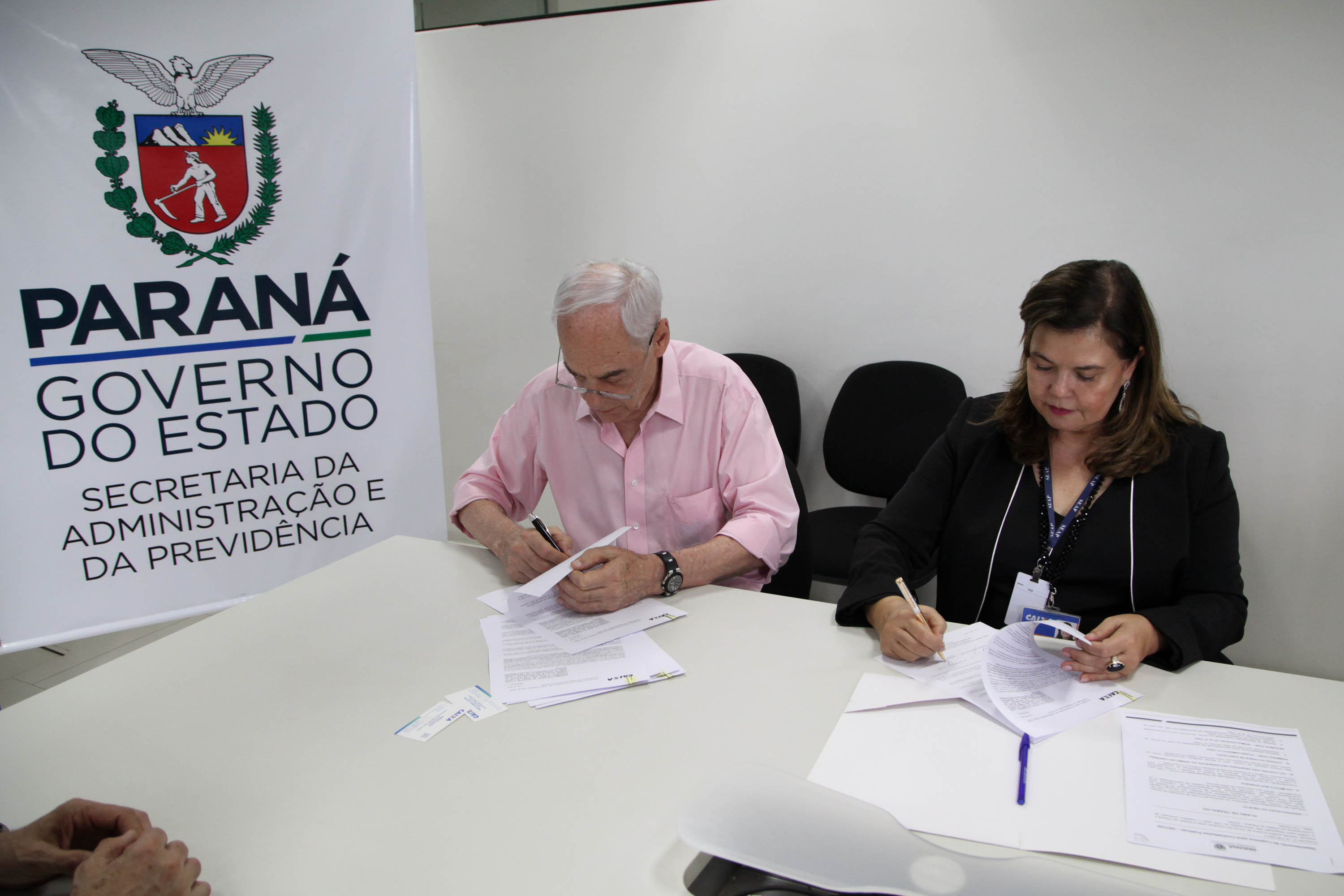 O Governo do Paraná, por meio da Secretaria de Estado da Administração e da Previdência, e a Caixa Econômica Federal firmaram nesta quarta-feira (19) um convênio que permite a consulta automática do Certificado de Regularidade do FGTS.

De acordo com o secretário Reinhold Stephanes, a medida é o primeiro passo de um processo de simplificação e de desburocratização na administração. Foto: Ari Dias/AEN