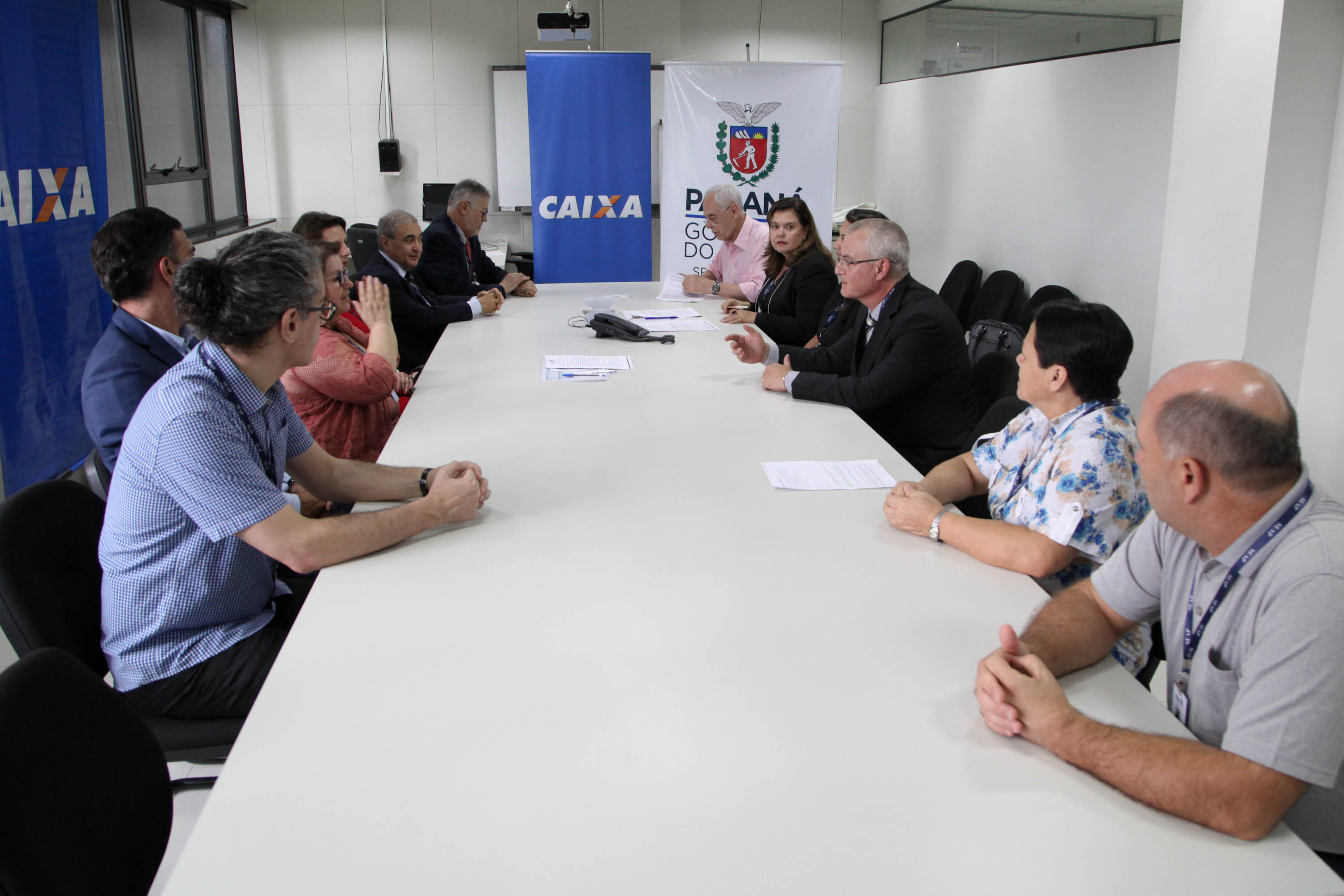 O Governo do Paraná, por meio da Secretaria de Estado da Administração e da Previdência, e a Caixa Econômica Federal firmaram nesta quarta-feira (19) um convênio que permite a consulta automática do Certificado de Regularidade do FGTS.

De acordo com o secretário Reinhold Stephanes, a medida é o primeiro passo de um processo de simplificação e de desburocratização na administração. Foto: Ari Dias/AEN