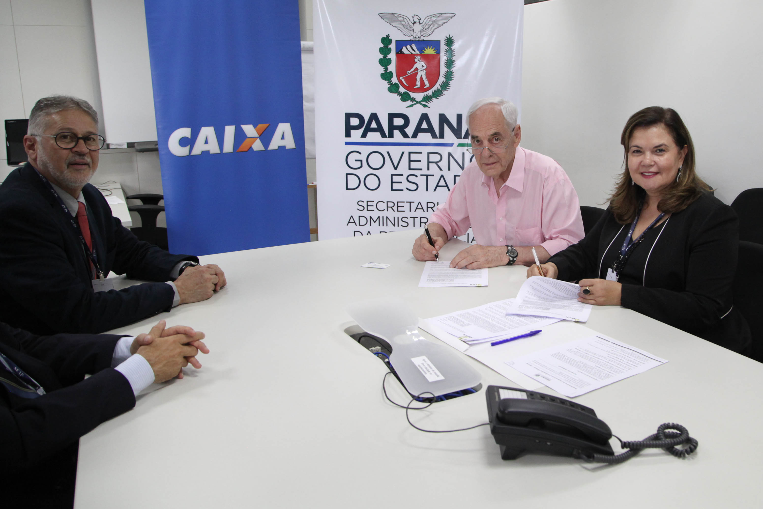 O Governo do Paraná, por meio da Secretaria de Estado da Administração e da Previdência, e a Caixa Econômica Federal firmaram nesta quarta-feira (19) um convênio que permite a consulta automática do Certificado de Regularidade do FGTS.

De acordo com o secretário Reinhold Stephanes, a medida é o primeiro passo de um processo de simplificação e de desburocratização na administração. Foto: Ari Dias/AEN