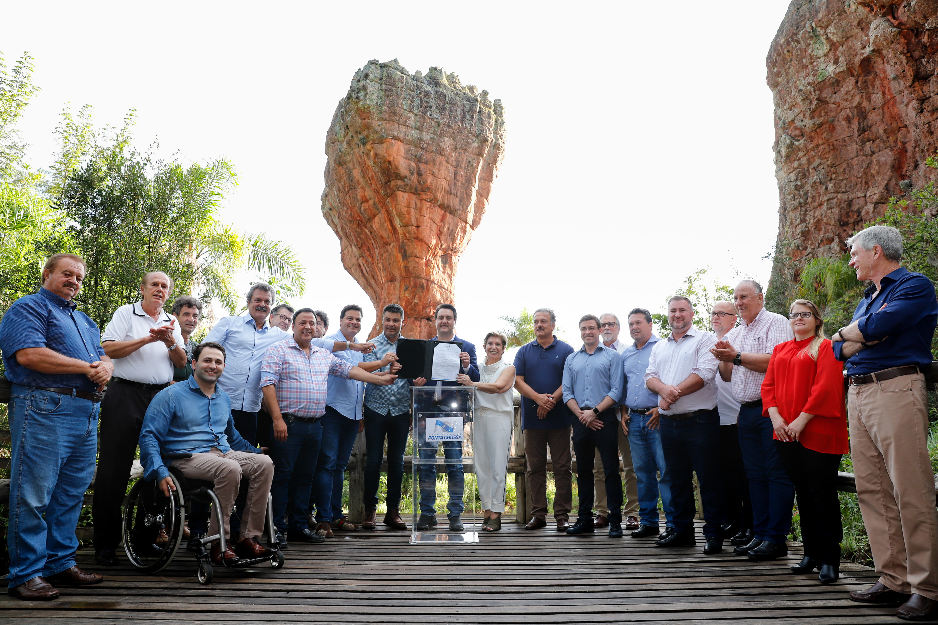 O governador Carlos Massa Ratinho Junior assinou nesta quarta-feira (19) o contrato de concessão de áreas do Parque Estadual Vila Velha, em Ponta Grossa, nos Campos Gerais, para a empresa Eco Parques do Brasil S/A.