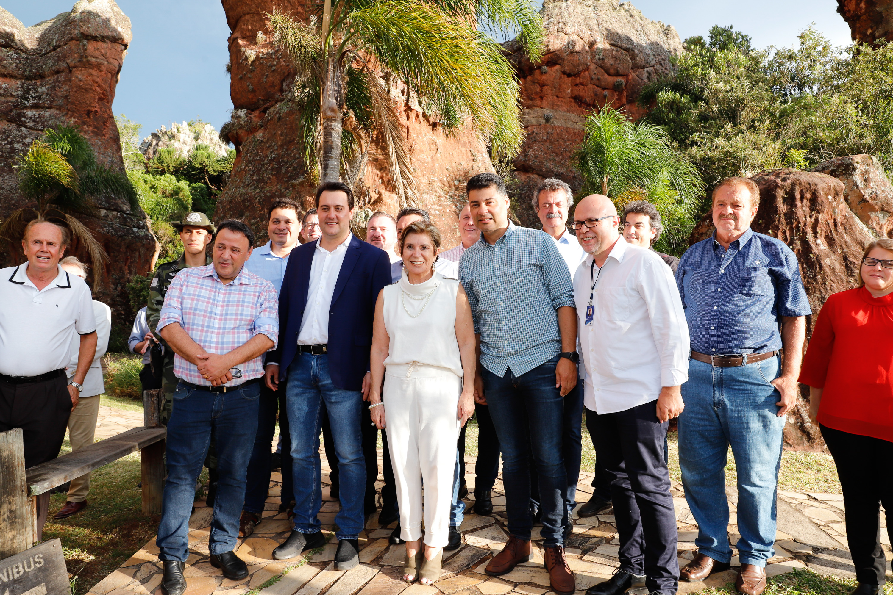 O governador Carlos Massa Ratinho Junior assinou nesta quarta-feira (19) o contrato de concessão de áreas do Parque Estadual Vila Velha, em Ponta Grossa, nos Campos Gerais, para a empresa Eco Parques do Brasil S/A.