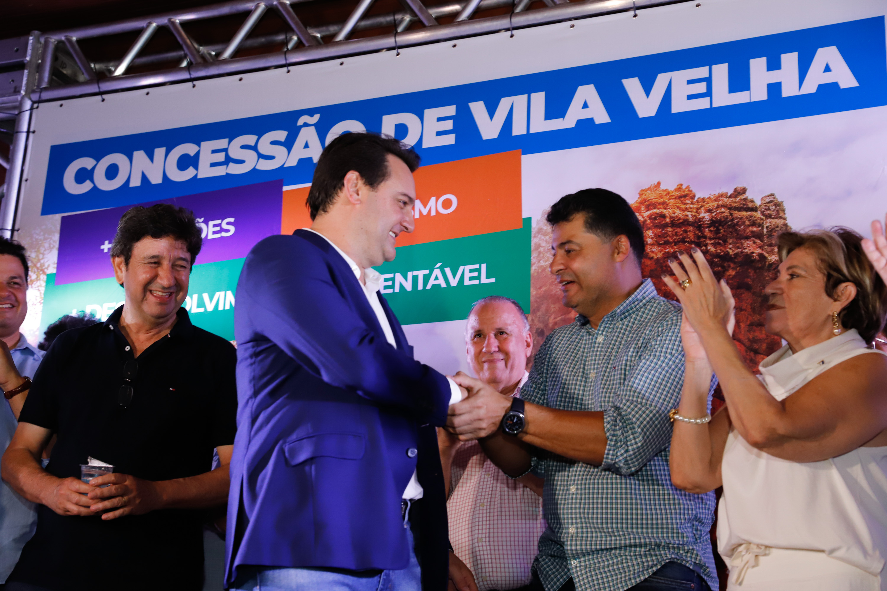 O governador Carlos Massa Ratinho Junior assinou nesta quarta-feira (19) o contrato de concessão de áreas do Parque Estadual Vila Velha, em Ponta Grossa, nos Campos Gerais, para a empresa Eco Parques do Brasil S/A.