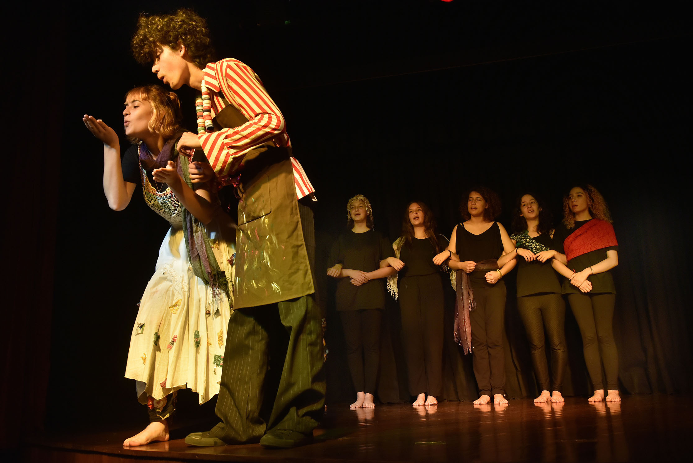 O Centro Juvenil de Artes (CJA) da Secretaria de Estado da Comunicação Social e da Cultura (SECC), instituição dedicada à formação artística de crianças e jovens no Paraná, está com inscrições abertas para o 1º semestre de 2020. São oito opções de cursos: Artes Visuais, Desenho, Fotografia, Modelagem, Mosaico, Pintura, Teatro e Videoarte, destinados a crianças e adolescentes de 8 a 17 anos. As aulas iniciam no dia 2 de março e vão até 26 de junho de 2020. Foto: Kraw Penas/SECC