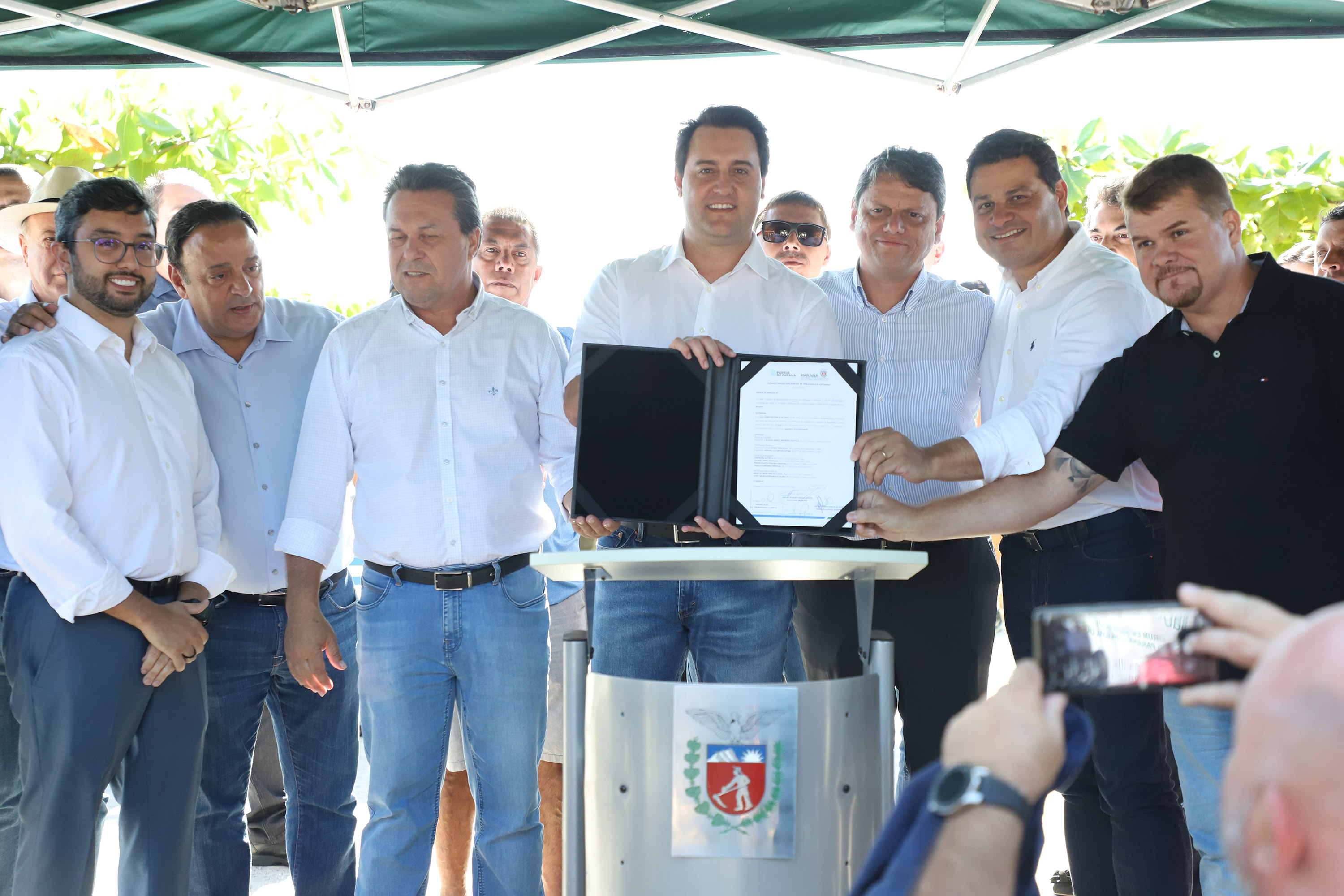 O governador Carlos Massa Ratinho Junior assinou nesta quinta-feira (27) a ordem de serviço para o início das obras de reforma e melhorias nos trapiches de Nova Brasília e Encantadas, na Ilha do Mel, em Paranaguá. O ministro de Infraestrutura, Tarcísio Gomes de Freitas, participou da solenidade. O investimento de R$ 9,5 milhões são da empresa pública Portos do Paraná. As obras devem demorar cerca de sete meses. - Curitiba, 27/02/2020 - Foto: José Fernando Ogura/AEN
