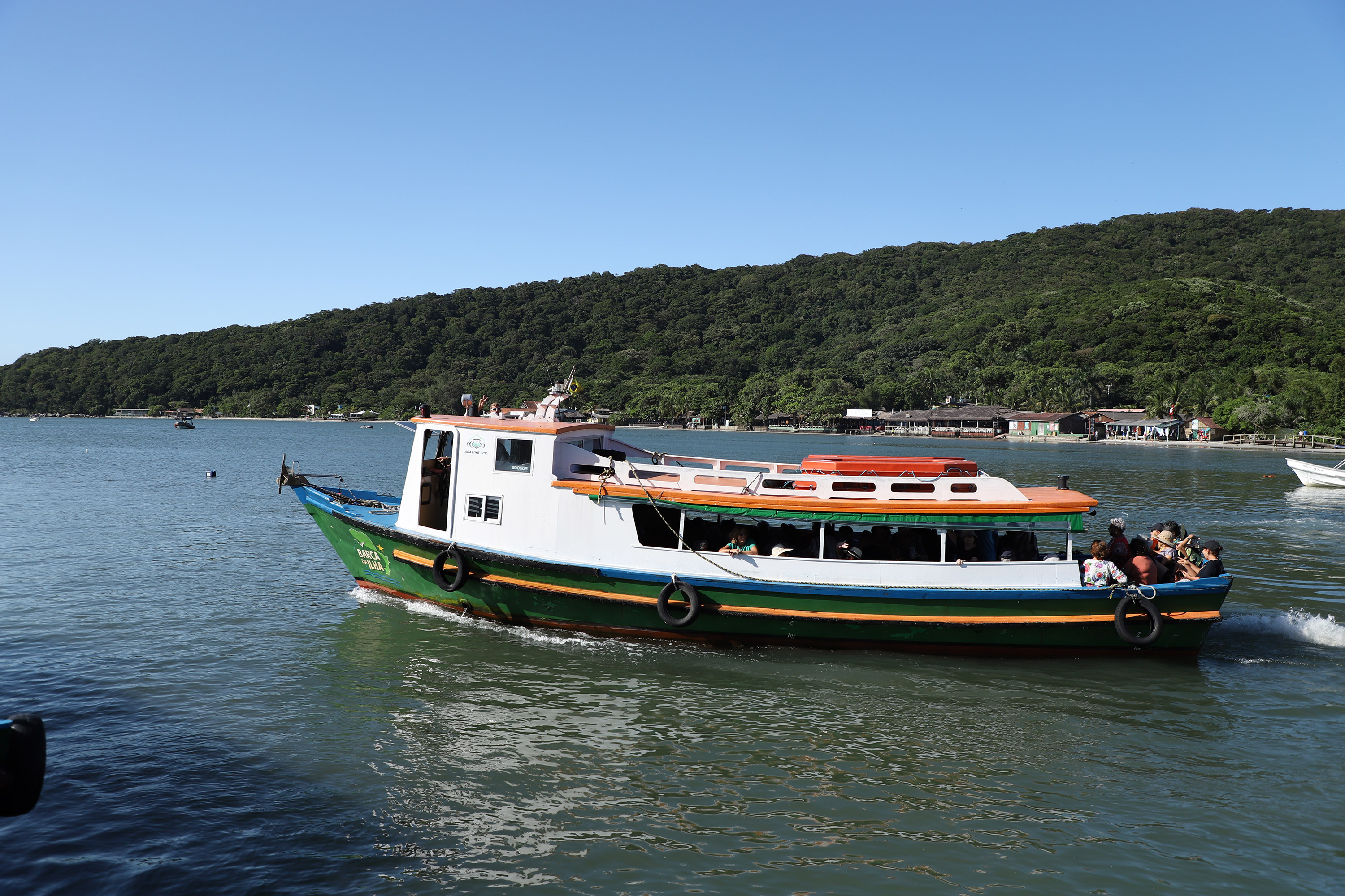 O governador Carlos Massa Ratinho Junior assinou nesta quinta-feira (27) a ordem de serviço para o início das obras de reforma e melhorias nos trapiches de Nova Brasília e Encantadas, na Ilha do Mel, em Paranaguá. O ministro de Infraestrutura, Tarcísio Gomes de Freitas, participou da solenidade. O investimento de R$ 9,5 milhões são da empresa pública Portos do Paraná. As obras devem demorar cerca de sete meses. - Curitiba, 27/02/2020 - Foto: José Fernando Ogura/AEN