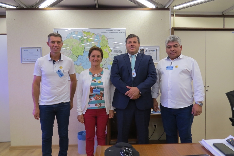 A Sanepar vai investir mais de R$ 3 milhões em obras que vão ampliar o abastecimento com água e a coleta e tratamento de esgoto no município. Para detalhar os investimentos nos serviços de saneamento, estiveram na Sanepar, em Curitiba, na terça-feira (3) o prefeito Jair Rocha da Silva, a vice-prefeita Neuza Grein Ruginski; e o presidente da Câmara de Vereadores Mateus Ruzicki. Eles se reuniram com o diretor de Investimentos da Sanepar, Joel de Jesus Macedo. Foto: Sanepar