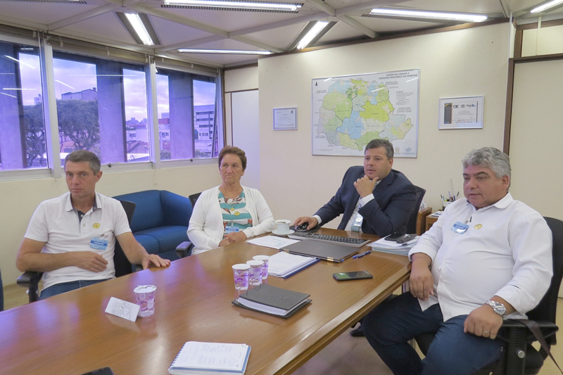 A Sanepar vai investir mais de R$ 3 milhões em obras que vão ampliar o abastecimento com água e a coleta e tratamento de esgoto no município. Para detalhar os investimentos nos serviços de saneamento, estiveram na Sanepar, em Curitiba, na terça-feira (3) o prefeito Jair Rocha da Silva, a vice-prefeita Neuza Grein Ruginski; e o presidente da Câmara de Vereadores Mateus Ruzicki. Eles se reuniram com o diretor de Investimentos da Sanepar, Joel de Jesus Macedo. Foto: Sanepar